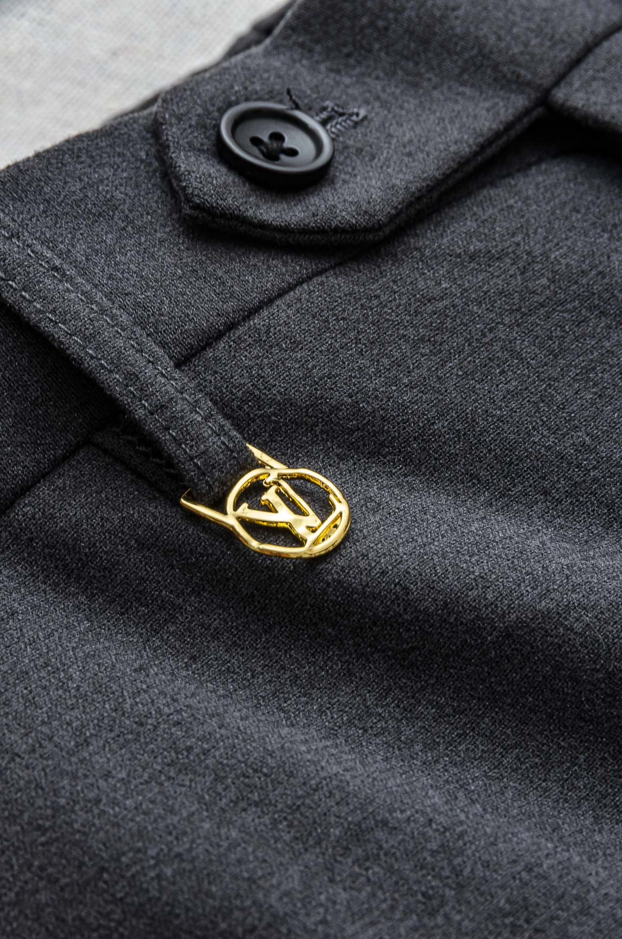 LV 2025FW新品 【整套出售/不拆分搭配码数】得体的西装在许多人的心中绝对占有很重要的地位，不论是