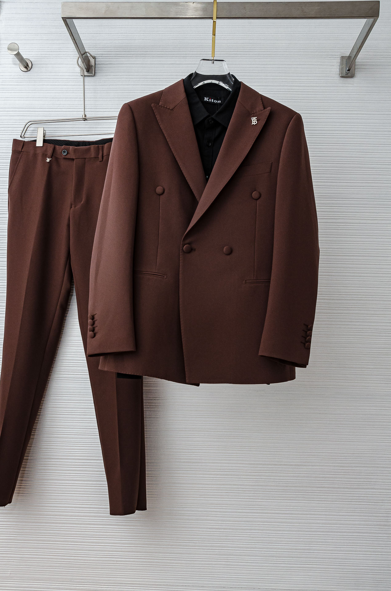 NO:606712,BBR Burberry 2025  FW new product [sold as a complete set/not separated to match the size] A decent suit definitely occupies a very important position in the hearts of many people. Whether it is an elite workplace or other formal occasions, wearing a suit is a good choice when you are in doubt. With the increasing pursuit of customization and personal fashion, for Western-style suits  The tailoring of clothing is not only about well-cut and neat styles, but also about ensuring that the suit has a unique sense of design under the appropriate shape, making the wearer become the focus in an instant. At the same time, the suit is different from other clothing in that there is no clear seasonal division, which shows that the suit can be worn at any time.  The traditional basic silhouette suit suit has an appropriate amount of trimming on the waist to create a natural and slim waist, and can easily create a free and streamlined silhouette. However, in a situation where the styles are very different, if you want to stand out and become a suit that is both fashionable and wearable, a crisp silhouette is not enough. Special textures and fabrics  The texture can make a suit stand out. It is simple and elegant and has the ultimate in details. The stable and classic notch lapel has been ironed and shaped many times to make the collar always stiff and not easily deformed. The outline is natural and smooth without burrs. Even a small lapel pin is perfectly carved, which is enough to show the brand's profound skills in handling details!  The fabric is made of 66% polyester fiber viscose + 4% spandex worsted. It feels soft and smooth. The fine wool fibers on the surface create a more comfortable wool feel. It does not pill or shed, making it easy to wear and take care of every day. The matching suit trousers have a crisp shape, and the fine plaid pattern will turn you into long pants in minutes!  With extremely excellent details and highly stylized fabrics, the upper and lower body effects are fashionable and show off the British gentleman!  !  !  Size M-XXXL,,burberry,business suit,alexander wang19860909BBR 巴宝莉 2025 FW新品【整套出售/不拆分搭配码数】得体的西装在许多人的心中绝对占有很重要的地位,不论是精英职场还是其他的正式场合,在你犹豫不定之时穿一件西装是不错的选择.而在越来越追求定制以及个人时尚化的趋势下,对于西装的剪裁已然不仅仅是需要裁剪精良版型工整,更多的是在保证西装得体的版型之下拥有与众不同的设计感,令穿着者在一瞬间就成为焦点,同时西装又不同于其他服饰,并没有明确的季节划分,这便表明了西装可以在任何时候穿着. 传统基础的廓形西装套装,适量做省修饰的腰部,塑造出自然修身的腰形,轻松打造出自由随性的精简版型.但在版型大相径庭的局面下,要想突出重围变成兼具时尚性与穿着性的西装,光有挺括的版型还不够,特别的纹理与面料质感能让西装脱颖而出.简洁大气又在细节上做到了极致,稳重经典的平驳领多次熨烫加工定型,才令领面一贯挺括不易变形,轮廓自然顺畅不毛边,即便是一枚小小的领针都刻画的非常到位,足以看出品牌对细节处理的深厚技艺！ 面料上甄选 66聚酯纤维粘纤+4氨纶成分精纺而成,手感柔软顺滑,表面具有的细微毛纤维塑造出更为舒适的毛感,而且不起球不掉毛,便于日常穿着跟打理.与之搭配的同套西装裤版型挺括,加上精细的格纹让你分分钟变成大长裤！极为优秀的细节刻画加上极具风格化的面料,上身后效果时尚尽显英伦绅士！！！ 尺码M-XXXL,,burberry,business suit,alexander wang,Men's clothing