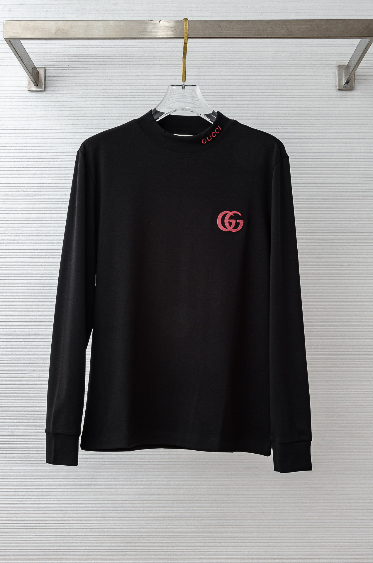 NO:606757,gucci25FW new autumn and winter three-dimensional embroidery men's long-sleeved T-shirt# puts the focus on the fabric. For overseas orders, the imported 42 cotton 58 polyester fiber fabric is woven with high-end ingredients. The fabric is heavy and extremely dense. The fine grid texture is clearly visible on the surface, which is enough to highlight its high-end texture. It is wear-resistant and anti-wrinkle and has good drape. It perfectly supports the shape of the entire shirt!  Breathability and convenience are of course not to mention, and it also has a certain degree of wrinkle resistance and stain resistance, which greatly reduces the convenience of daily care and storage. The soft, gentle but crisp gold fabric, and after the texture combination of the fabric itself, will slightly show different colors and textures under different lights.  The feel allows you to be versatile and easily adapt to various occasions. The whole dress is simple and clean, with a fit and crisp fit, and an excellent wearing effect. And the inside is designed with velvet, which has a delicate touch and warm care for you in autumn and winter. It is warm and wind-resistant. Whether worn alone or layered, it is a very versatile and practical style!  The classic straight version has a good effect on the upper body, and is classic and versatile. The classic embroidery details on the chest are embellished. I believe that you who have taste will be familiar with it!  Every detail is made with exquisite care and is a test of craftsmanship. Whether it is fabric cutting or craftsmanship, it fully embodies the brand's century-old history and skilled garment production technology. It is perfect in every aspect, with no flaws. The style is fashionable and versatile, and it can be used between leisure and business with ease. It is a must-have for quality control people.  Color black/white Size M-3XL (48-56),,gucci,shirts,tees,t-shirt,gold,alexander wang19860909gucci25FW秋冬新款 立体刺绣男士长袖T恤衫#把重心都放在了面料上,出口海外的订单,客供进口精选42棉58聚酯纤维面料高端成分织造而成,面料克重足且密度极高,表面清晰可见的细格肌理,足以凸显出它的高级质感,耐磨抗皱垂感佳,将整件衬衫版型承托的极其完美！透气性跟便捷性自然不在话下,还具有一定的抗皱性与耐脏度,大大减少了日常中的打理与保存便捷性.柔软温和却挺括的黄金面料,并且经过面料本身的纹理组合之后,在不同光线下会轻微显现出不一样的色泽跟质感,让你百变多样轻松应对各种场合.整件衣服都简洁干净,版型服帖挺括,穿着效果极佳.并且内里做了加绒的设计,细腻触感温暖呵护秋冬季节的您,保暖抗风,不管是单穿还是内搭都是非常百搭又实穿的款式！ 经典的直筒版型上身效果好,同时经典百搭,胸前经典刺绣细节点缀,相信有品味的你们一定不会陌生！每一处细节都做的非常的精湛考究,极其考验工艺技巧,无论是从面料裁剪还是工艺制作都完全体现了品牌百年的深厚历史以及娴熟的成衣制作工艺,不管是从哪一个方面看都完美到极致,毫无缺点,风格时尚百搭,休闲商务之间游刃有余,品控族必入的类型,可遇而不可求！ 颜色黑色/白色 尺码M-3XL（48-56）,,gucci,shirts,tees，t-shirt,gold,alexander wang,Men's clothing