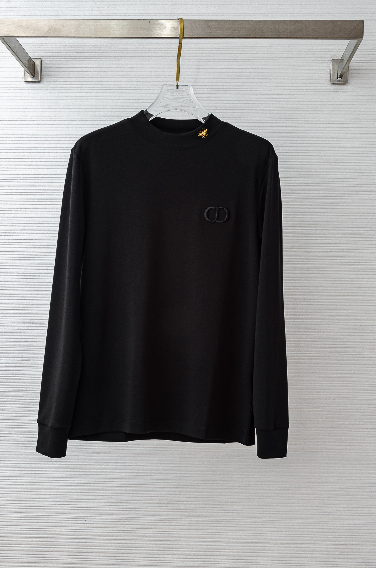 NO:606772,25FW new autumn and winter three-dimensional embroidery men's long-sleeved T-shirt # focuses on the fabric. For overseas orders, the customer provides imported 42 cotton 58 polyester fiber fabrics and is woven with high-end ingredients. The fabric is heavy and extremely dense. The fine grid texture is clearly visible on the surface, which is enough to highlight its high-end texture. It is wear-resistant and anti-wrinkle and has good drape. It perfectly supports the shape of the entire shirt!  Breathability and convenience are of course not to mention, and it also has a certain degree of wrinkle resistance and stain resistance, which greatly reduces the convenience of daily care and storage. The soft, gentle but crisp gold fabric, and after the texture combination of the fabric itself, will slightly show different colors and textures under different lights.  The feel allows you to be versatile and easily adapt to various occasions. The whole dress is simple and clean, with a fit and crisp fit, and an excellent wearing effect. And the inside is designed with velvet, which has a delicate touch and warm care for you in autumn and winter. It is warm and wind-resistant. Whether worn alone or layered, it is a very versatile and practical style!  The classic straight version has a good effect on the upper body, and is classic and versatile. The classic embroidery details on the chest are embellished. I believe that you who have taste will be familiar with it!  Every detail is made with exquisite care and is a test of craftsmanship. Whether it is fabric cutting or craftsmanship, it fully embodies the brand's century-old history and skilled garment production technology. It is perfect in every aspect, with no flaws. The style is fashionable and versatile, and it can be used between leisure and business with ease. It is a must-have for quality control people.  Color black/white Size M-3XL (48-56), shirts, tees, t-shirt, gold, alexander wang1986090925FW秋冬新款 立体刺绣男士长袖T恤衫#把重心都放在了面料上,出口海外的订单,客供进口精选42棉58聚酯纤维面料高端成分织造而成,面料克重足且密度极高,表面清晰可见的细格肌理,足以凸显出它的高级质感,耐磨抗皱垂感佳,将整件衬衫版型承托的极其完美！透气性跟便捷性自然不在话下,还具有一定的抗皱性与耐脏度,大大减少了日常中的打理与保存便捷性.柔软温和却挺括的黄金面料,并且经过面料本身的纹理组合之后,在不同光线下会轻微显现出不一样的色泽跟质感,让你百变多样轻松应对各种场合.整件衣服都简洁干净,版型服帖挺括,穿着效果极佳.并且内里做了加绒的设计,细腻触感温暖呵护秋冬季节的您,保暖抗风,不管是单穿还是内搭都是非常百搭又实穿的款式！ 经典的直筒版型上身效果好,同时经典百搭,胸前经典刺绣细节点缀,相信有品味的你们一定不会陌生！每一处细节都做的非常的精湛考究,极其考验工艺技巧,无论是从面料裁剪还是工艺制作都完全体现了品牌百年的深厚历史以及娴熟的成衣制作工艺,不管是从哪一个方面看都完美到极致,毫无缺点,风格时尚百搭,休闲商务之间游刃有余,品控族必入的类型,可遇而不可求！ 颜色黑色/白色 尺码M-3XL（48-56）,,shirts,tees，t-shirt,gold,alexander wang,Men's clothing