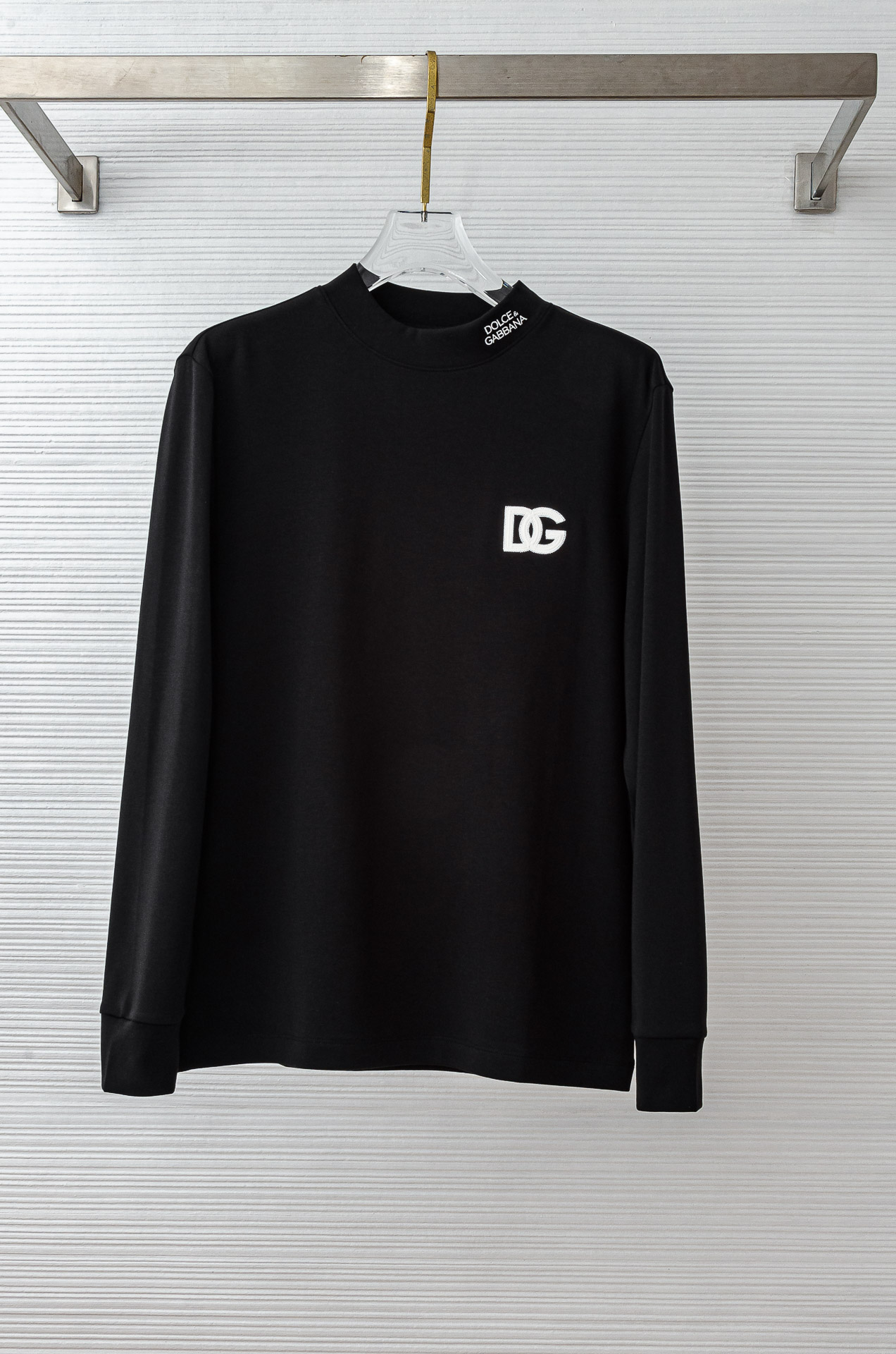 NO:606778,DG 25FW new autumn and winter three-dimensional embroidery men's long-sleeved T-shirt# puts the focus on the fabric. For overseas orders, it is woven with imported high-end ingredients of selected 42 cotton 58 polyester fabrics. The fabric is heavy and extremely dense. The fine grid texture is clearly visible on the surface, which is enough to highlight its high-end texture. It is wear-resistant and anti-wrinkle and has good drape. It supports the entire shirt pattern perfectly!  Breathability and convenience are of course not to mention, and it also has a certain degree of wrinkle resistance and stain resistance, which greatly reduces the convenience of daily care and storage. The soft, gentle but crisp gold fabric, and after the texture combination of the fabric itself, will slightly show different colors and textures under different lights.  The feel allows you to be versatile and easily adapt to various occasions. The whole dress is simple and clean, with a fit and crisp fit, and an excellent wearing effect. And the inside is designed with velvet, which has a delicate touch and warm care for you in autumn and winter. It is warm and wind-resistant. Whether worn alone or layered, it is a very versatile and practical style!  The classic straight version has a good effect on the upper body, and is classic and versatile. The classic embroidery details on the chest are embellished. I believe that you who have taste will be familiar with it!  Every detail is made with exquisite care and is a test of craftsmanship. Whether it is fabric cutting or craftsmanship, it fully embodies the brand's century-old history and skilled garment production technology. It is perfect in every aspect, with no flaws. The style is fashionable and versatile, and it can be used between leisure and business with ease. It is a must-have for quality control people.  Color black/white Size M-3XL (48-56), shirts, tees, t-shirt, gold, alexander wang19860909DG 25FW秋冬新款 立体刺绣男士长袖T恤衫#把重心都放在了面料上,出口海外的订单,客供进口精选42棉58聚酯纤维面料高端成分织造而成,面料克重足且密度极高,表面清晰可见的细格肌理,足以凸显出它的高级质感,耐磨抗皱垂感佳,将整件衬衫版型承托的极其完美！透气性跟便捷性自然不在话下,还具有一定的抗皱性与耐脏度,大大减少了日常中的打理与保存便捷性.柔软温和却挺括的黄金面料,并且经过面料本身的纹理组合之后,在不同光线下会轻微显现出不一样的色泽跟质感,让你百变多样轻松应对各种场合.整件衣服都简洁干净,版型服帖挺括,穿着效果极佳.并且内里做了加绒的设计,细腻触感温暖呵护秋冬季节的您,保暖抗风,不管是单穿还是内搭都是非常百搭又实穿的款式！ 经典的直筒版型上身效果好,同时经典百搭,胸前经典刺绣细节点缀,相信有品味的你们一定不会陌生！每一处细节都做的非常的精湛考究,极其考验工艺技巧,无论是从面料裁剪还是工艺制作都完全体现了品牌百年的深厚历史以及娴熟的成衣制作工艺,不管是从哪一个方面看都完美到极致,毫无缺点,风格时尚百搭,休闲商务之间游刃有余,品控族必入的类型,可遇而不可求！ 颜色黑色/白色 尺码M-3XL（48-56）,,shirts,tees，t-shirt,gold,alexander wang,Men's clothing