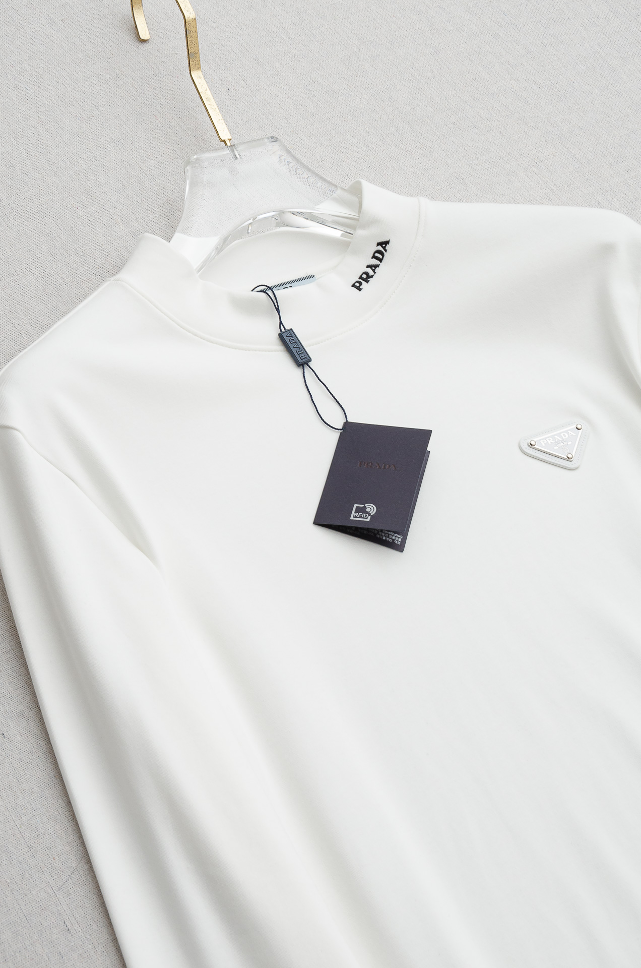 Prada 25FW秋冬新款 立体刺绣男士长袖T恤衫#把重心都放在了面料上，出口海外的订单，客供进口精选