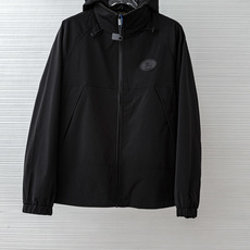 BBR 巴宝莉 2025FW最新秋冬新品,双面穿连帽防水夹克外套#同步官网发售!该款夹克外层超柔聚酯纤维 BBR 巴宝莉 2025FW最新秋冬新品,双面穿连帽防水夹克外套#同步官网发售!该款夹克外层超柔聚酯纤维