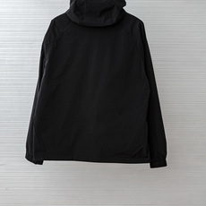 BBR 巴宝莉 2025FW最新秋冬新品,双面穿连帽防水夹克外套#同步官网发售!该款夹克外层超柔聚酯纤维 BBR 巴宝莉 2025FW最新秋冬新品,双面穿连帽防水夹克外套#同步官网发售!该款夹克外层超柔聚酯纤维