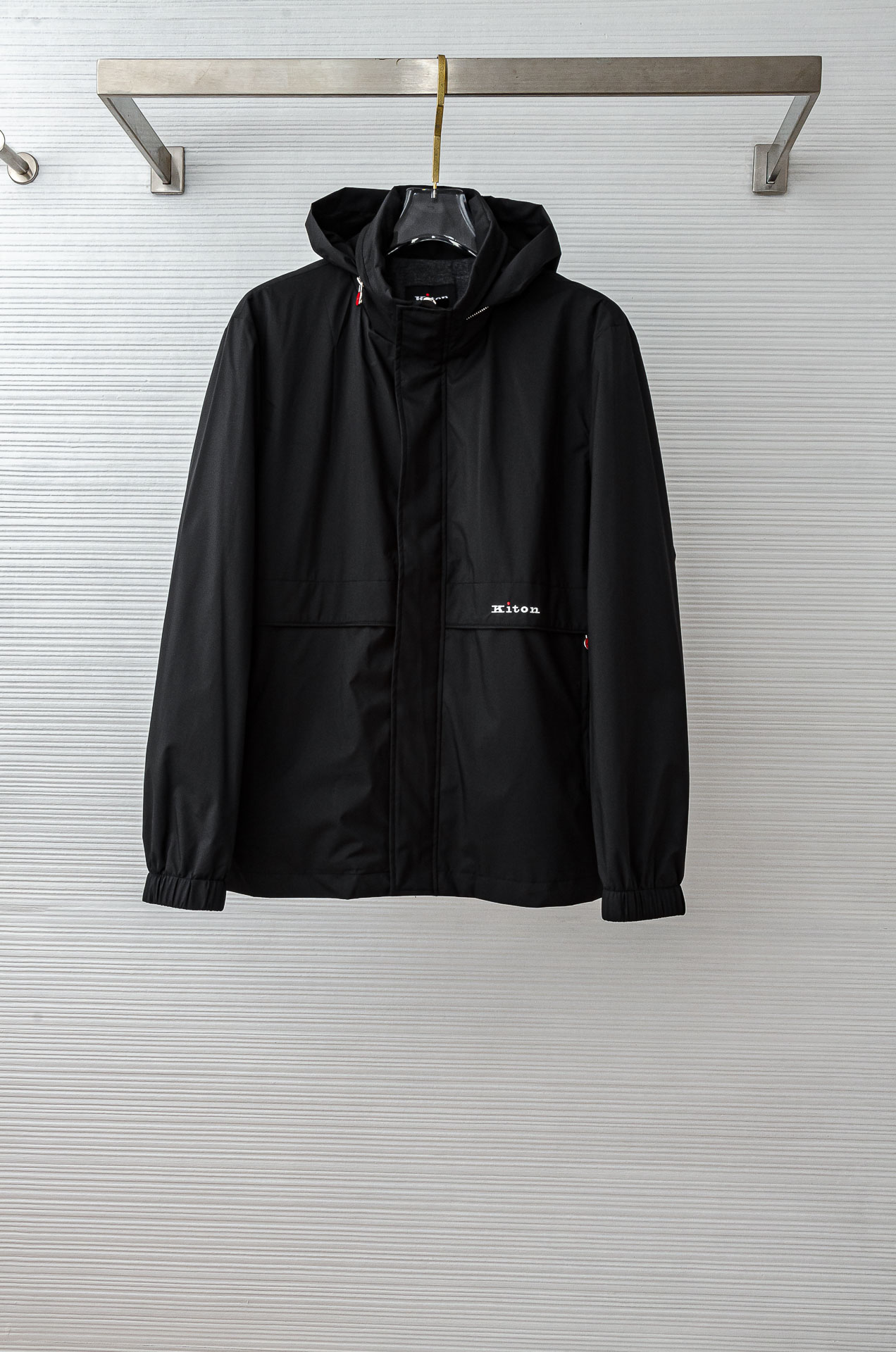 Kiton2025FW最新秋冬新品，隐藏式连帽防水夹克外套#同步官网发售！该款夹克外层超柔聚酯纤维防风防