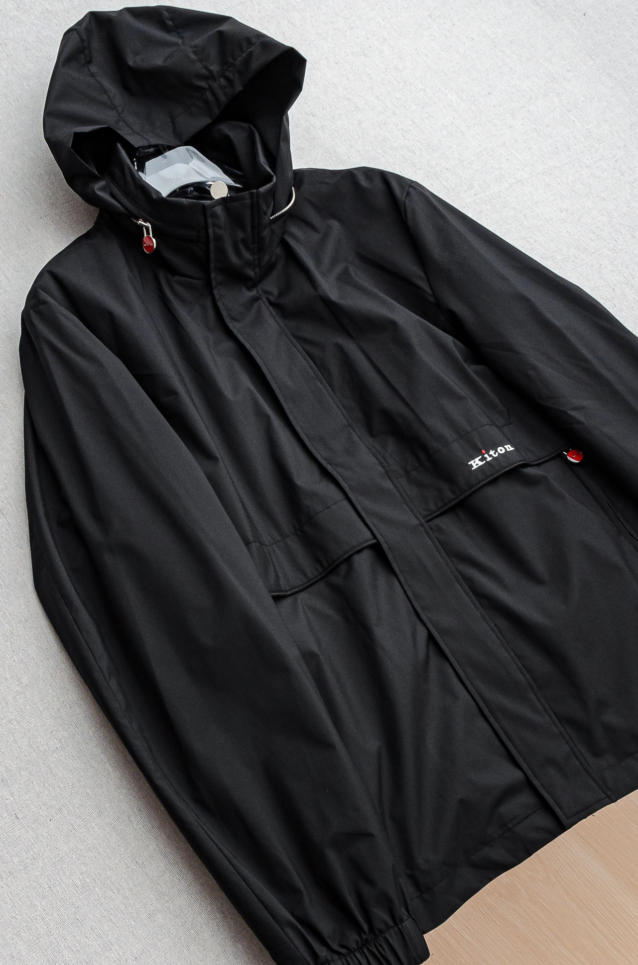 Kiton2025FW最新秋冬新品，隐藏式连帽防水夹克外套#同步官网发售！该款夹克外层超柔聚酯纤维防风防