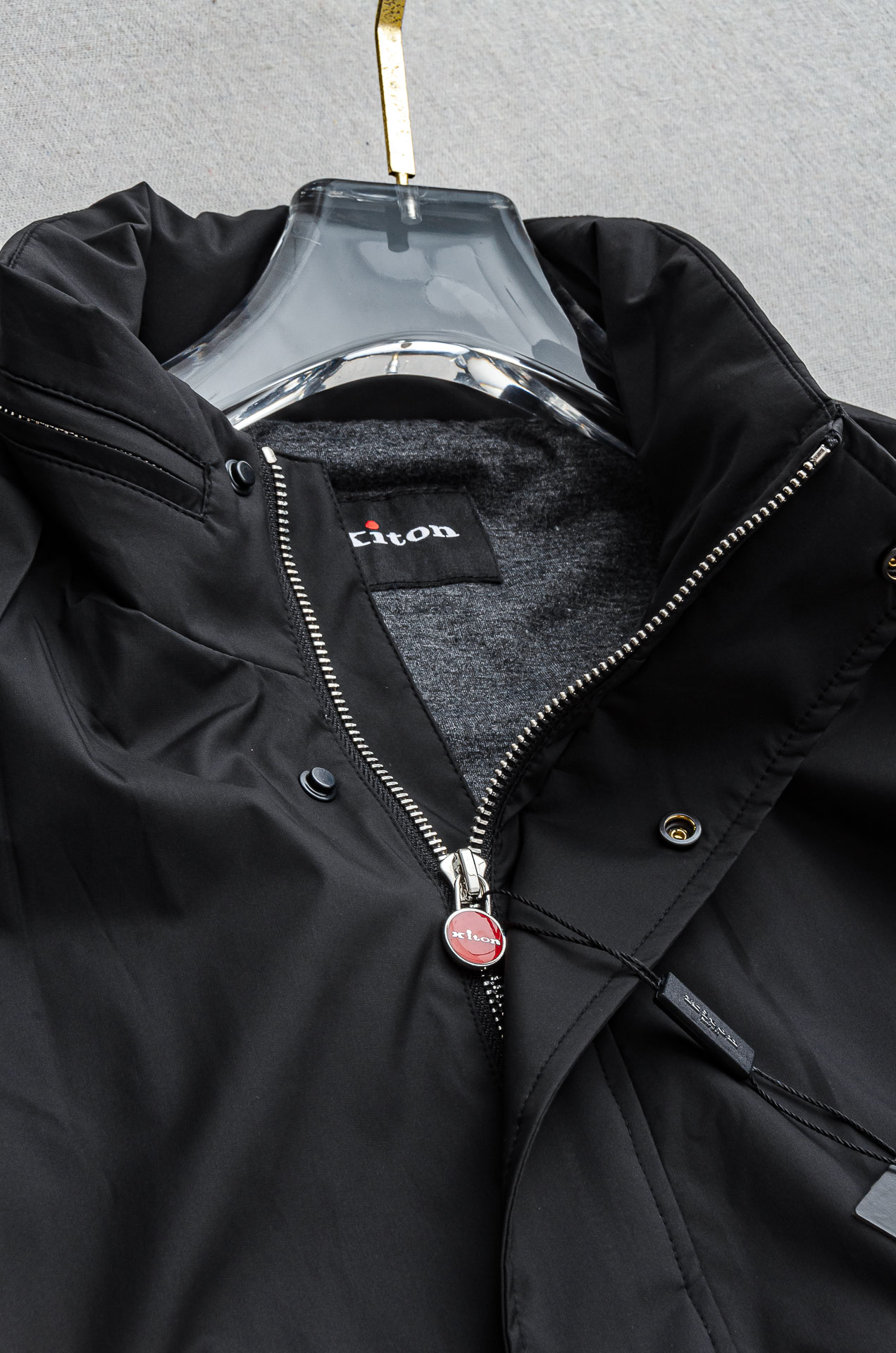 Kiton2025FW最新秋冬新品，隐藏式连帽防水夹克外套#同步官网发售！该款夹克外层超柔聚酯纤维防风防