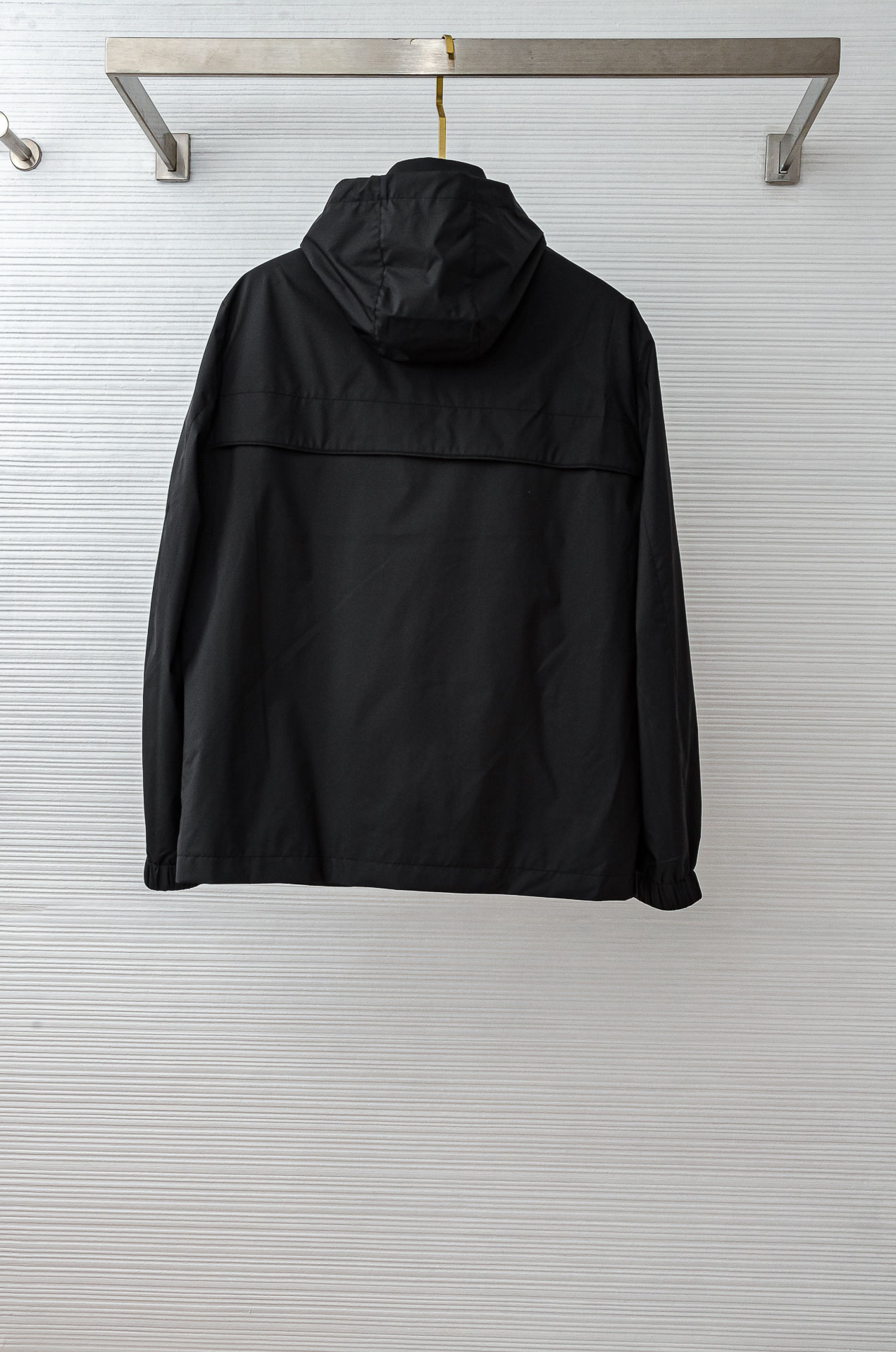 Kiton2025FW最新秋冬新品，隐藏式连帽防水夹克外套#同步官网发售！该款夹克外层超柔聚酯纤维防风防