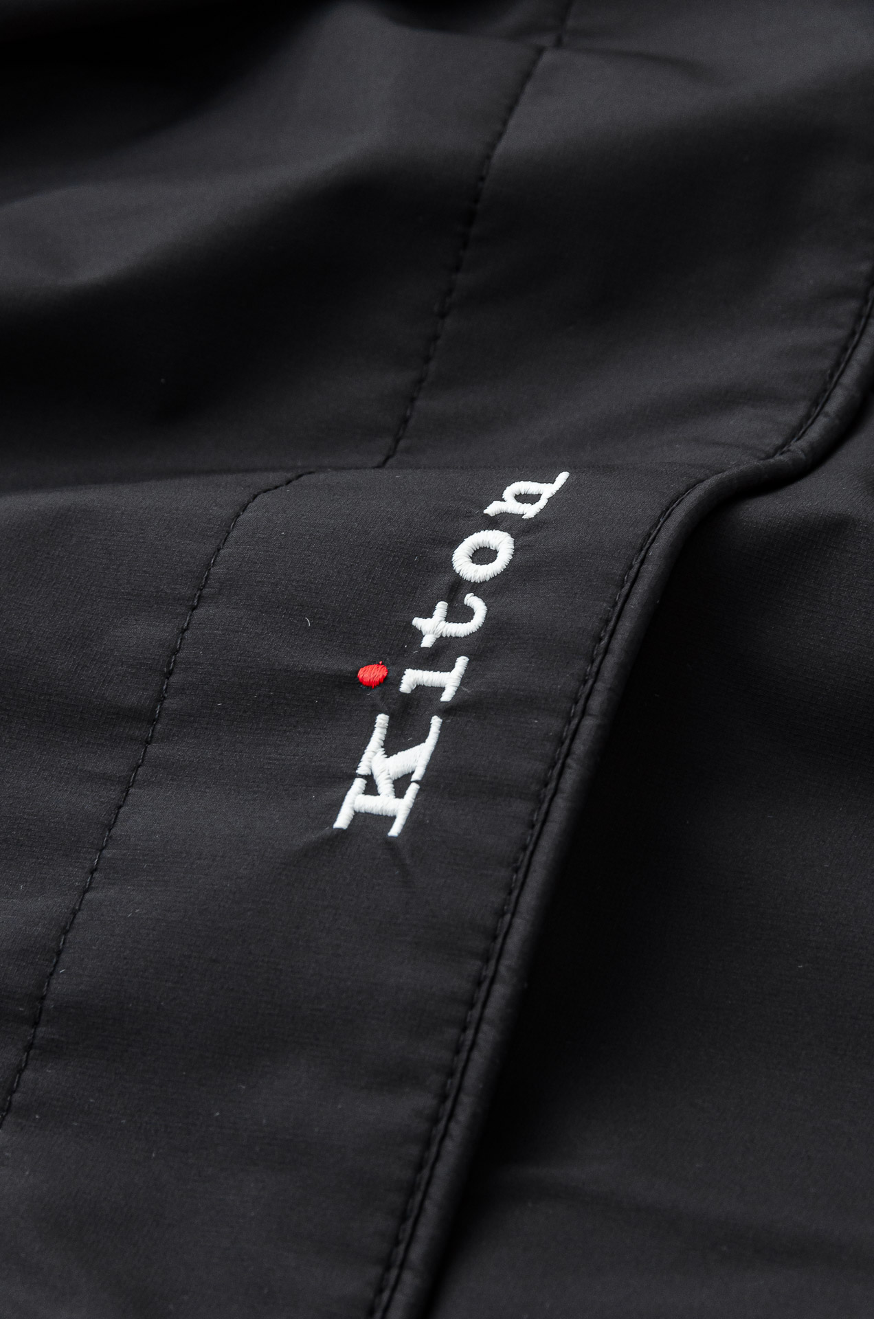 Kiton2025FW最新秋冬新品，隐藏式连帽防水夹克外套#同步官网发售！该款夹克外层超柔聚酯纤维防风防