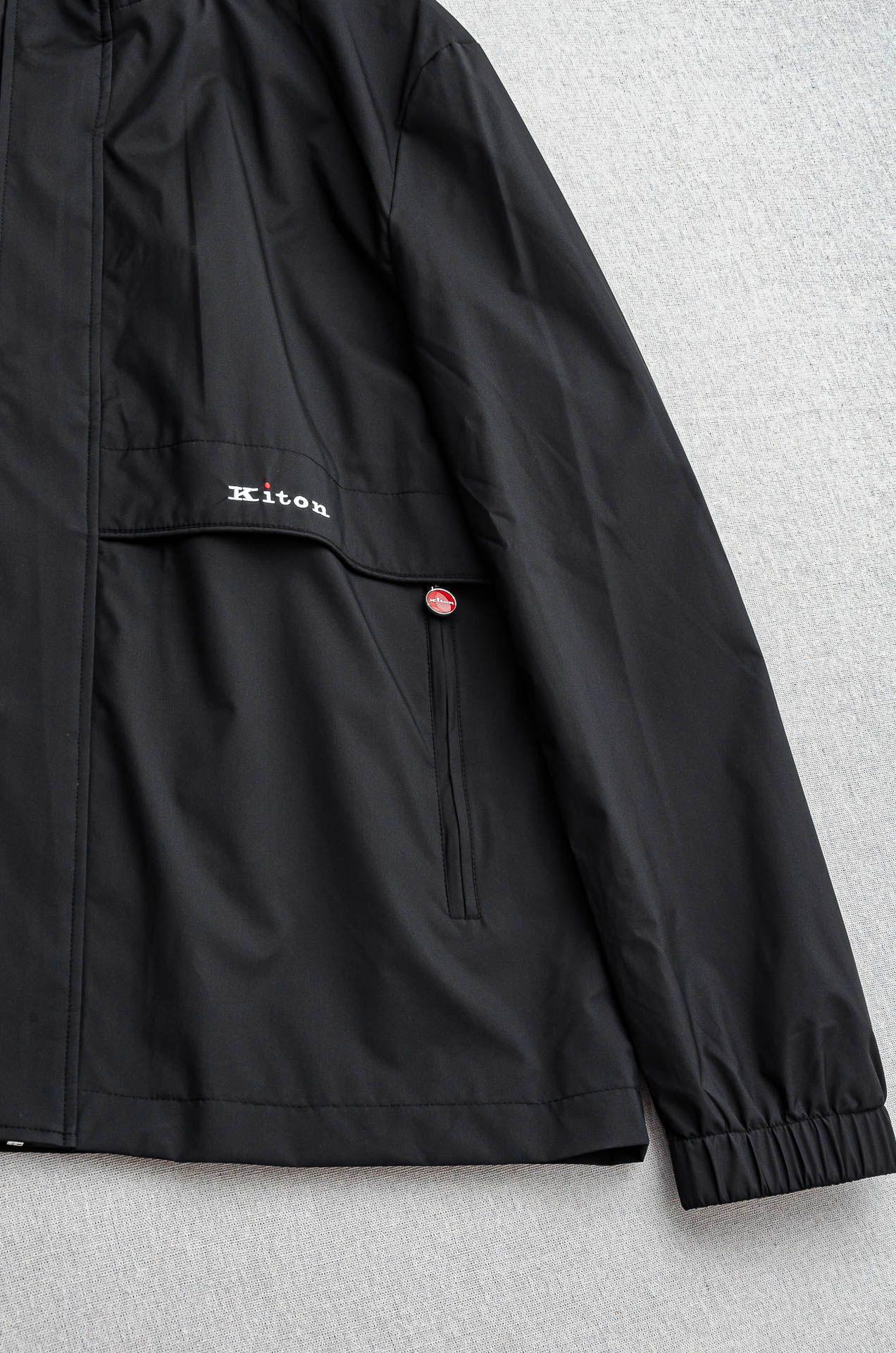Kiton2025FW最新秋冬新品，隐藏式连帽防水夹克外套#同步官网发售！该款夹克外层超柔聚酯纤维防风防