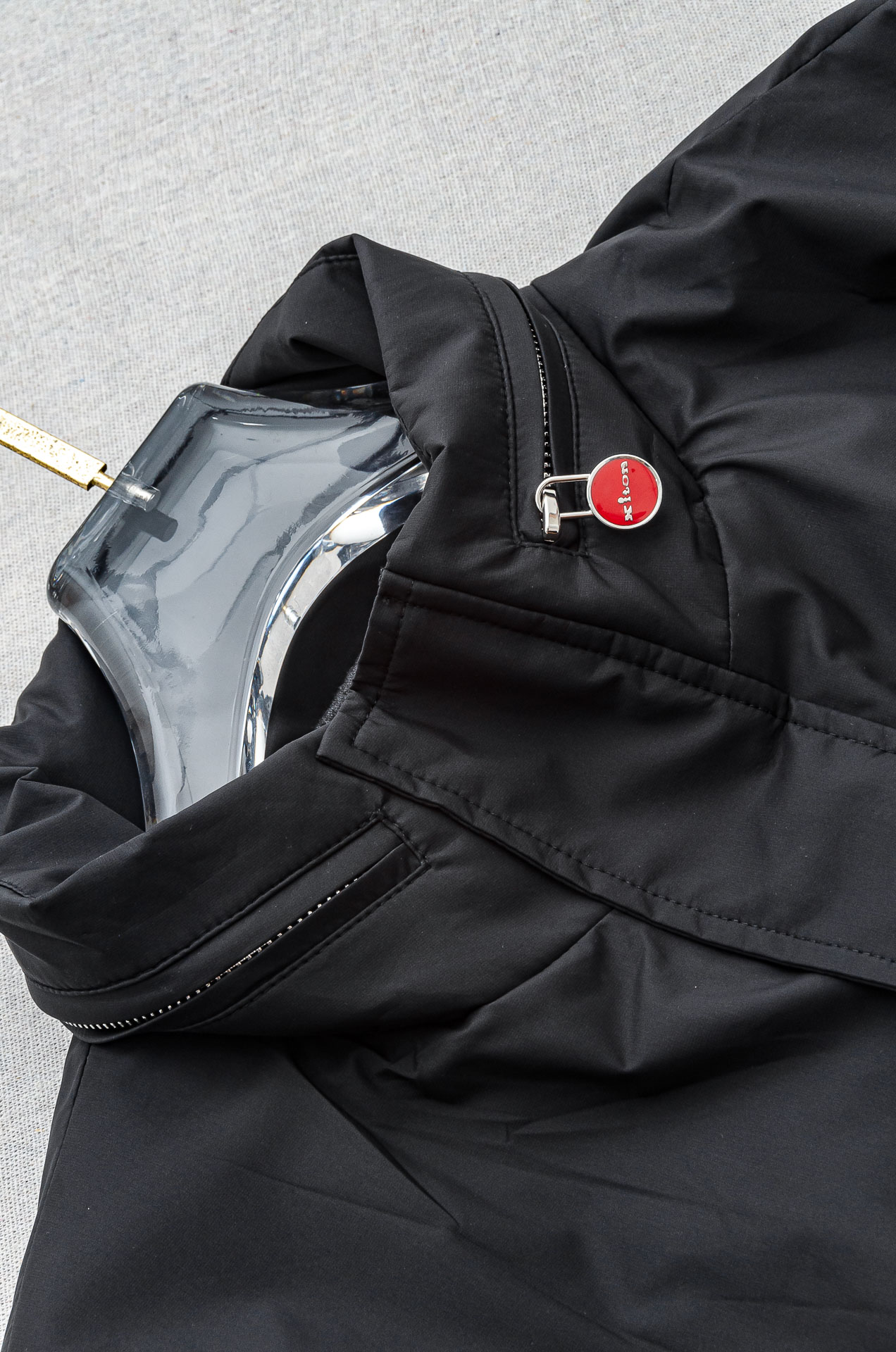 Kiton2025FW最新秋冬新品，隐藏式连帽防水夹克外套#同步官网发售！该款夹克外层超柔聚酯纤维防风防