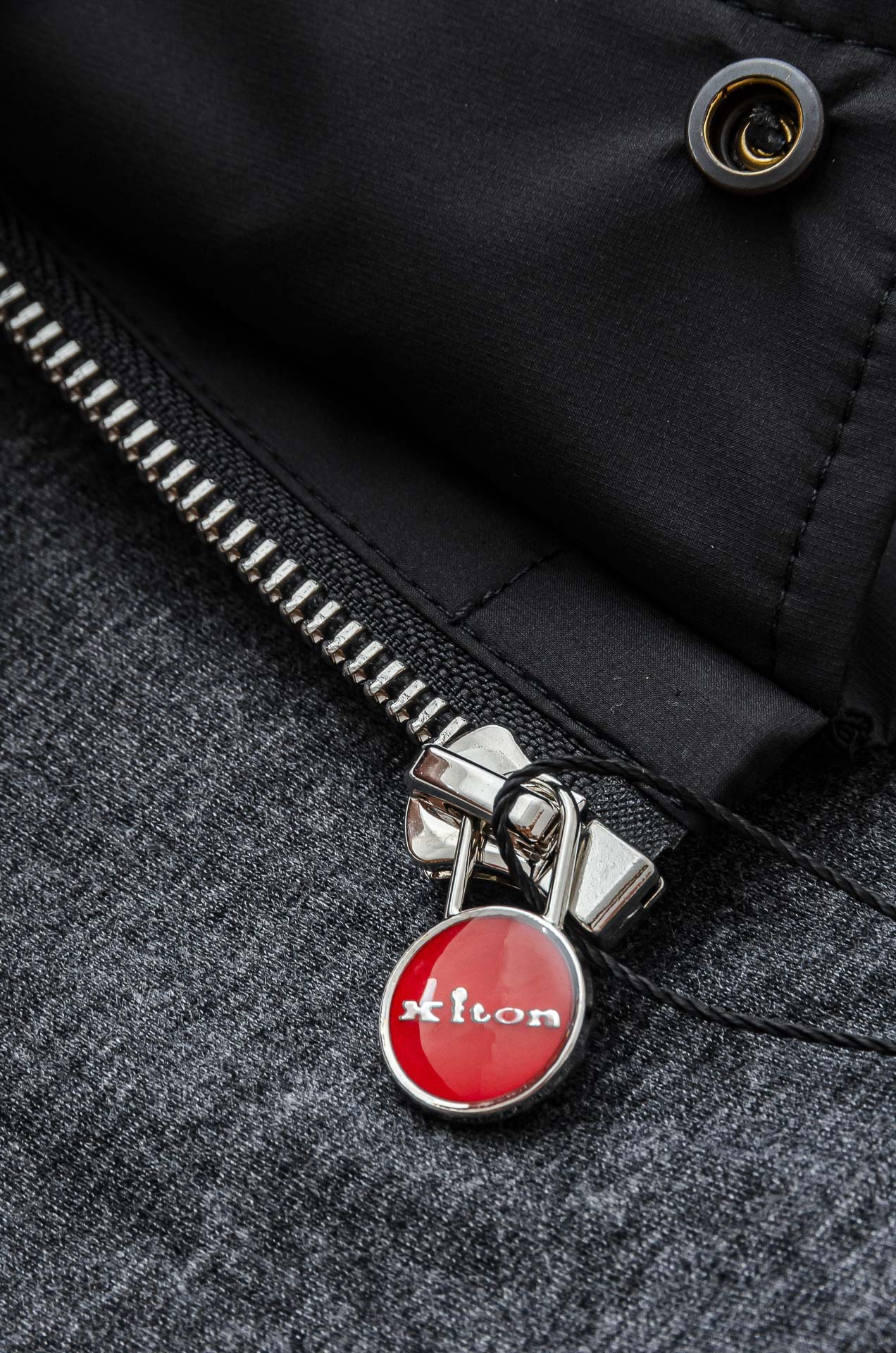 Kiton2025FW最新秋冬新品，隐藏式连帽防水夹克外套#同步官网发售！该款夹克外层超柔聚酯纤维防风防