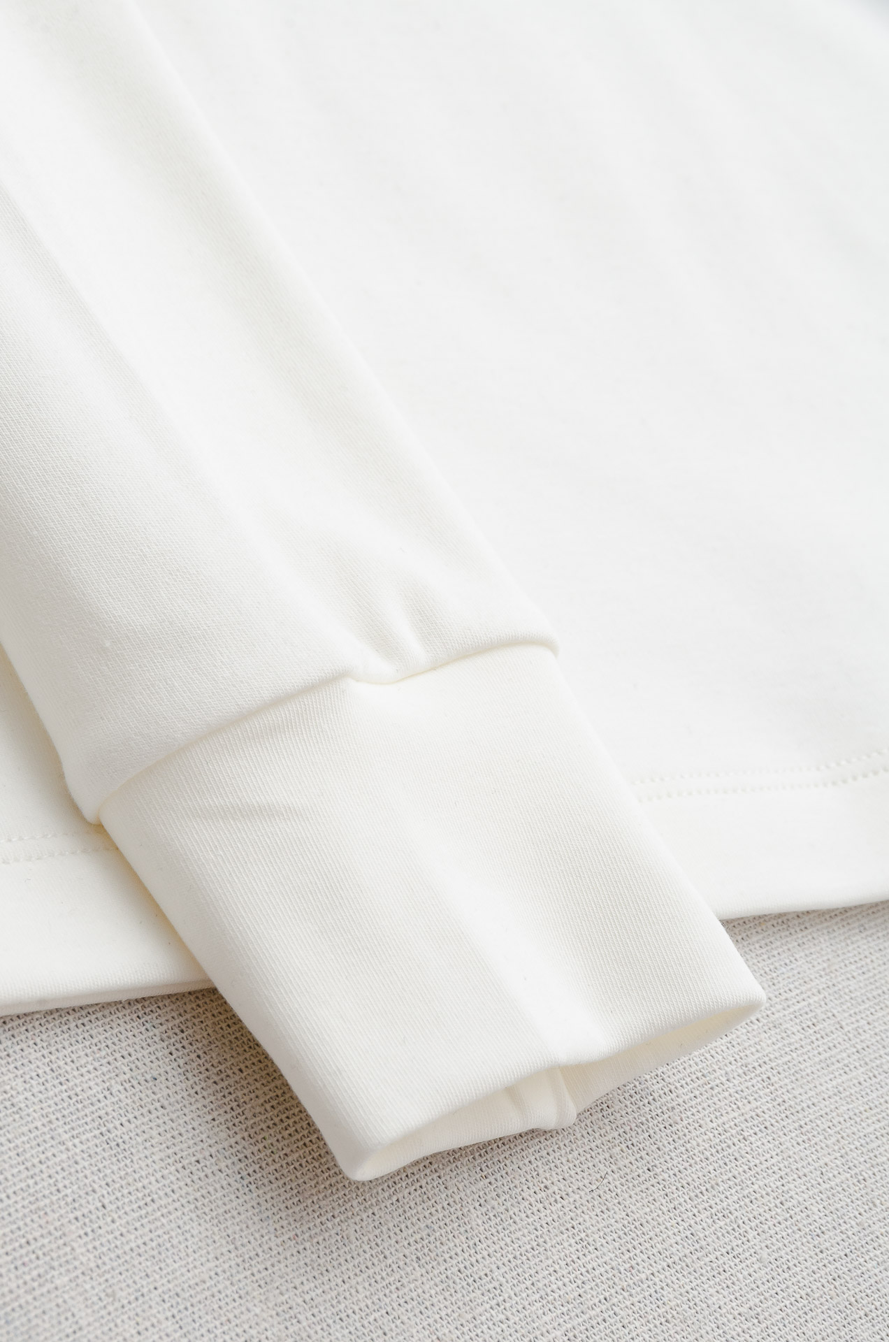 Prada 25FW秋冬新款 立体刺绣男士长袖T恤衫#把重心都放在了面料上，出口海外的订单，客供进口精选