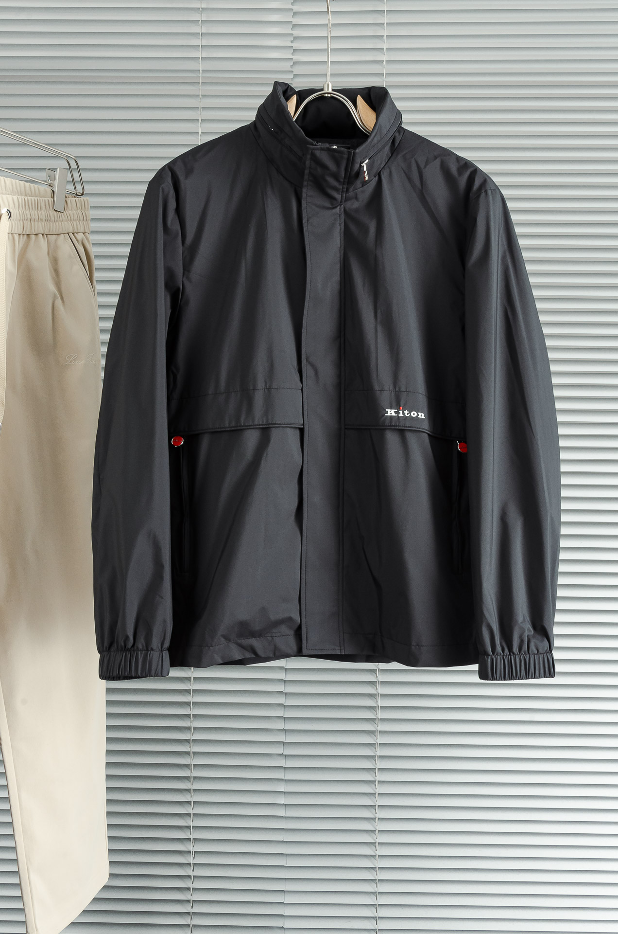 NO:703361,New# Kiton2025FW latest autumn and winter new product, hidden hooded waterproof jacket# is on sale simultaneously on the official website!  The outer layer of this jacket is super soft polyester fiber that is windproof and waterproof, and is both functional and fashionable. It is fashionable and beautiful, has better windproof effect, and makes activities more comfortable and free.  High-quality materials are selected after thousands of selections. The fabric made of polyester fiber is smooth, delicate and waterproof, showing a fine texture and shimmer. It is very soft, smooth and drapey. The fabric is firm and strong, and has strong wrinkle resistance. The selected new fabrics are environmentally friendly and sustainable. They are all made of high-density fabrics, with a delicate and soft feel. The upper body is tall and stylish when worn. The texture is invincible and has excellent skin-friendliness. The texture and texture reveal a sense of luxury and luxury!  Stylish and fashionable, with a wide silhouette, it can be easily controlled by people of different body shapes. It doesn’t matter who wears it. It is simply every man’s dream dress!  The neat and capable tailoring is paired with soft and delicate fabrics, which combine hardness and softness to create a natural sense of luxury, while still retaining a sexy style despite being chic!  The simple and capable design is full of temperament and elegance, coupled with the neat tailoring technique, the shape of the upper back is fit and compliant, and the outline is straight and tough. Our pockets are designed works of art that can withstand scrutiny. The angle of the quilting and the arc of the thread are all professionally designed, and every stroke and every stroke has its own meaning. The designers and craftsmen use the ingenious color matching to make them fashionable and handsome while enjoying comfort!  Wear it on your upper body and you will instantly have an elegant and classic taste!  The fabric is rich in color, durable and washable. The upper body can lock in temperature easily and keep warm at all times. It is definitely the best choice for people with taste. [Size] M-XXXL,, jackets & coats, jackets & coats, hats,19860909New# Kiton2025FW最新秋冬新品,隐藏式连帽防水夹克外套#同步官网发售！该款夹克外层超柔聚酯纤维防风防水,功能与时尚型兼具.时尚美观,防风效果更好,活动更加舒适自如. 千挑万选之后的优质选材,聚酯纤维成分的织物布面光洁细腻而且防水,呈现出细密的肌理和微光感,非常柔软适顺滑有垂感,面料牢固结实,抗皱性强,挑选的新型面料环保可持续性使用.均为高密度织物制造而成,手感细腻柔软,穿着上身挺阔有型,质感无敌,亲肤性绝佳,肌理纹路透着高级和华丽感！有型又时尚,版型宽阔款式,对于不同身形的人来说都是可以轻松驾驭的,不挑人穿,简直就是每位男士的梦中情衣！ 利落干练的剪裁搭配柔软细腻的面料,刚柔并济迸发出自然的高级感,在潇洒之下依然保留性感风格！简单干练的设计,富有气质又不失儒雅,加上利落的剪裁手法,使得上身后的版型合体服帖,轮廓挺拔硬朗.而我们的口袋是经过设计的经得住推敲的艺术品,绗线的角度,走线的弧度都是经过专业的设计,每一笔每一画都有他的意义. 设计师与工艺师巧夺天工的颜色默契搭配,在时尚潇洒帅气之下又尽享舒适！穿着上身,即刻拥有高雅和经典品位的人士！面料色泽饱满,牢靠耐水洗.上身即锁温轻松洒脱时刻保暖.绝对是品位人士的不二之选.【尺码】M-XXXL,,jackets & coats,jackets & coats,hats,,Men's clothing