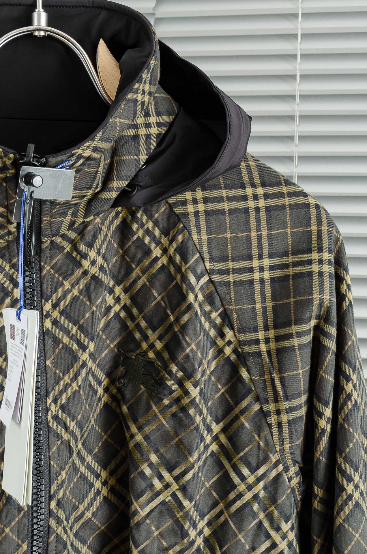 BBR 巴宝莉 2026FW最新秋冬新品，双面穿连帽防水夹克外套#同步官网发售！该款夹克外层超柔聚酯纤维