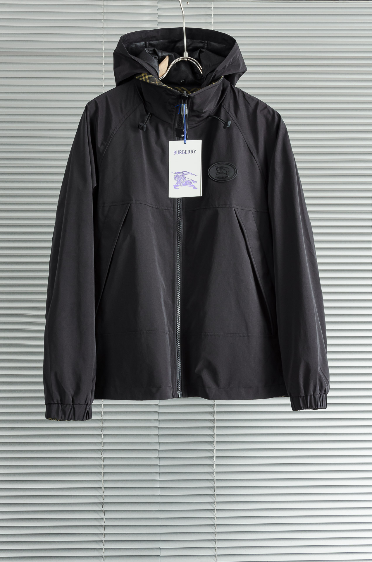 BBR 巴宝莉 2026FW最新秋冬新品，双面穿连帽防水夹克外套#同步官网发售！该款夹克外层超柔聚酯纤维