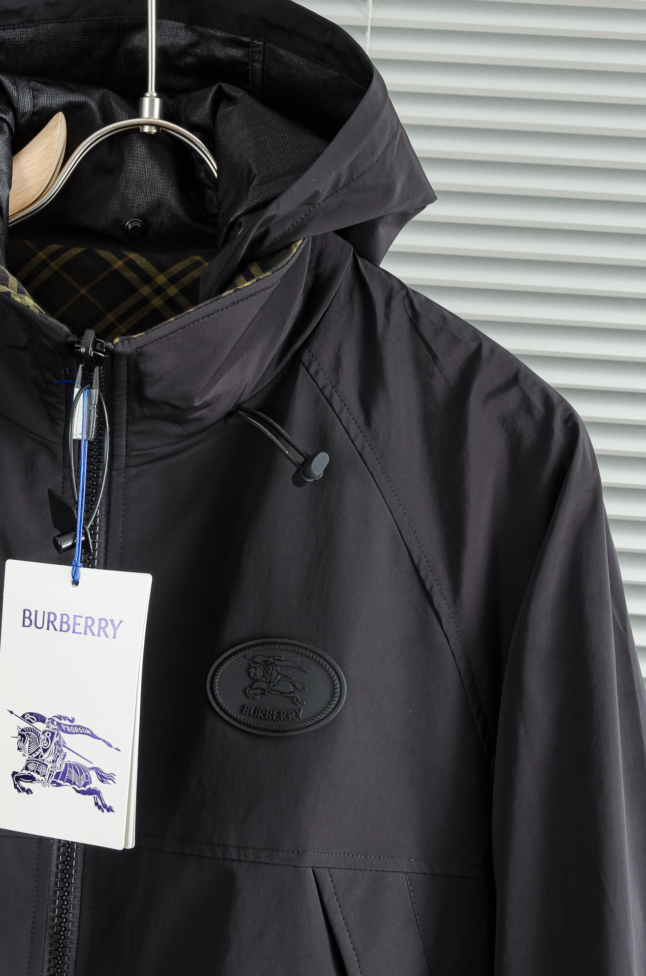 BBR 巴宝莉 2026FW最新秋冬新品，双面穿连帽防水夹克外套#同步官网发售！该款夹克外层超柔聚酯纤维