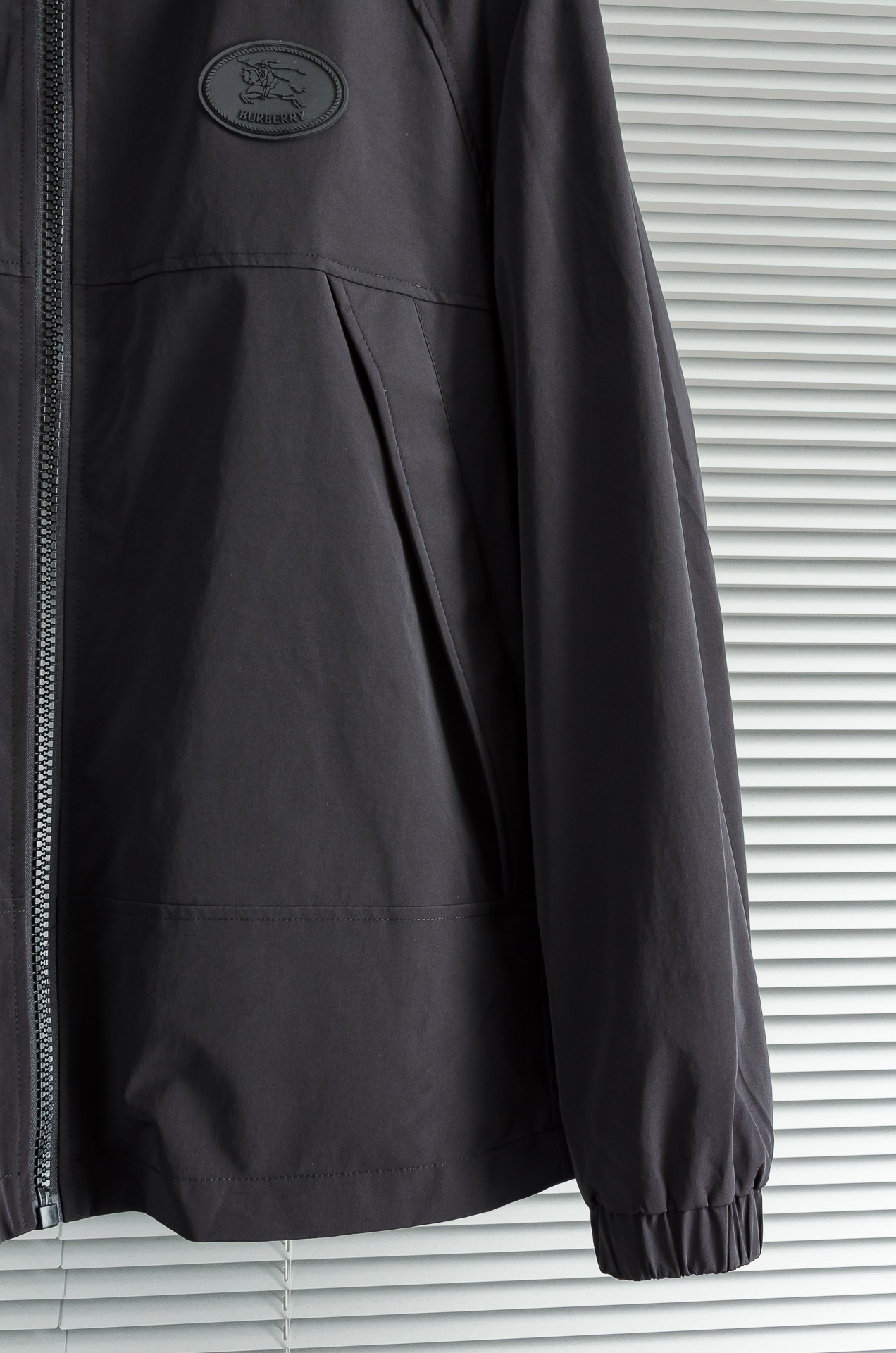 BBR 巴宝莉 2026FW最新秋冬新品，双面穿连帽防水夹克外套#同步官网发售！该款夹克外层超柔聚酯纤维