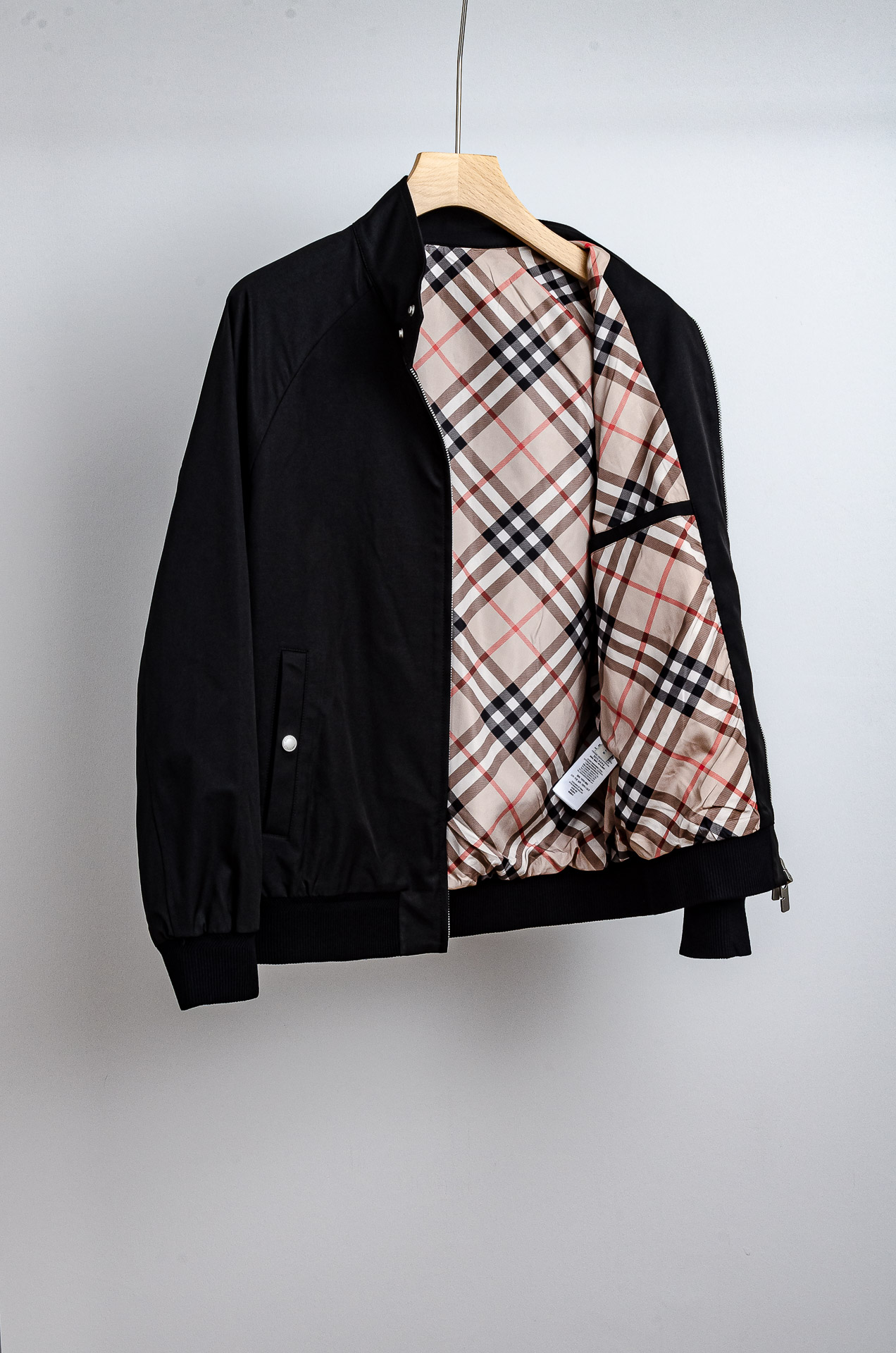 ☀️☀️巴宝莉 2025Fw最新男士休闲夹克外套#上身十分的舒适，质感超级的细腻且柔软！休闲商务都可以完