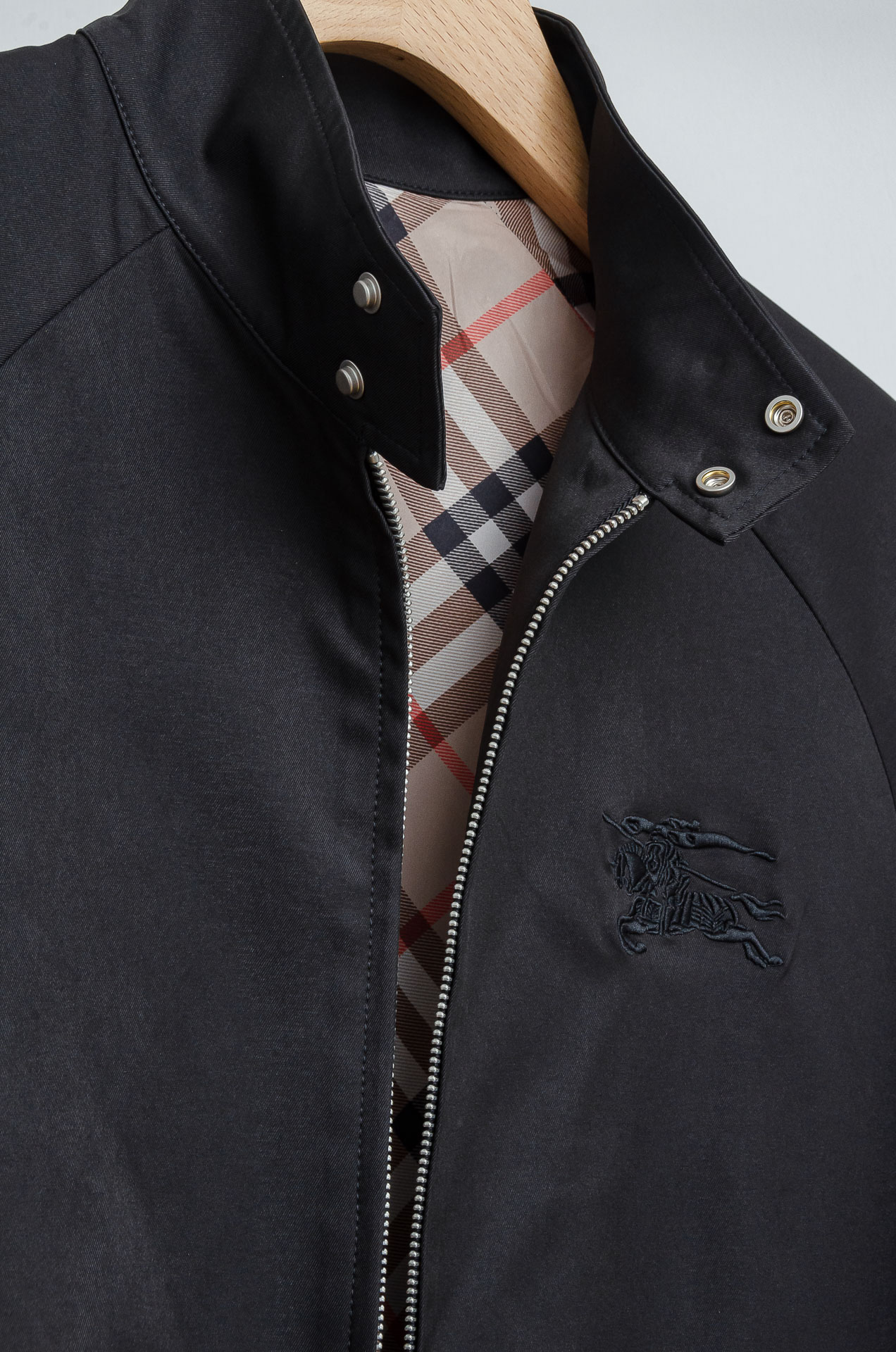 ☀️☀️巴宝莉 2025Fw最新男士休闲夹克外套#上身十分的舒适，质感超级的细腻且柔软！休闲商务都可以完