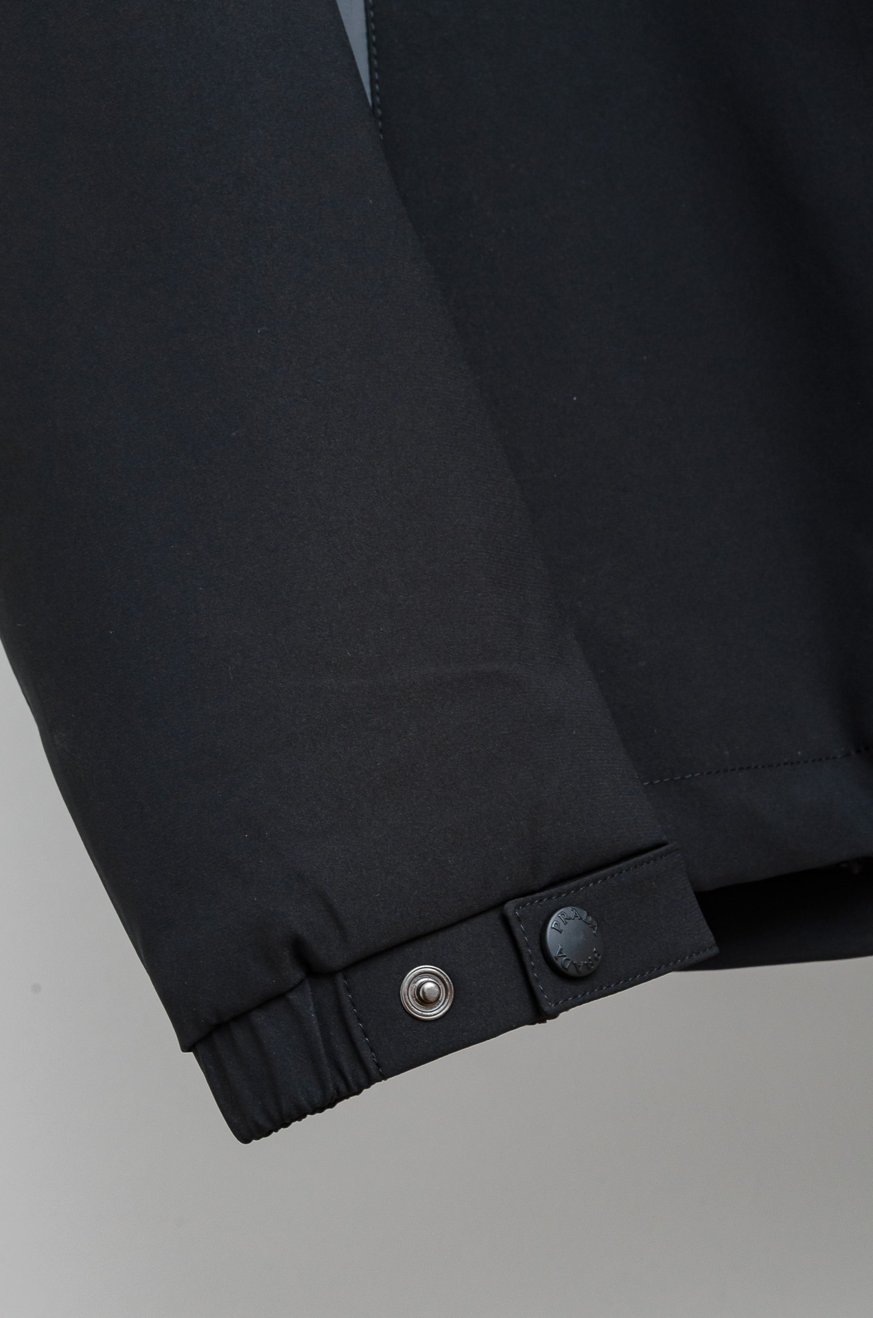 ☀️☀️ Prada 普拉达2025fw秋冬最新高密度防风防水面料保暖纤维填充来自P家经典男士连帽棉衣外