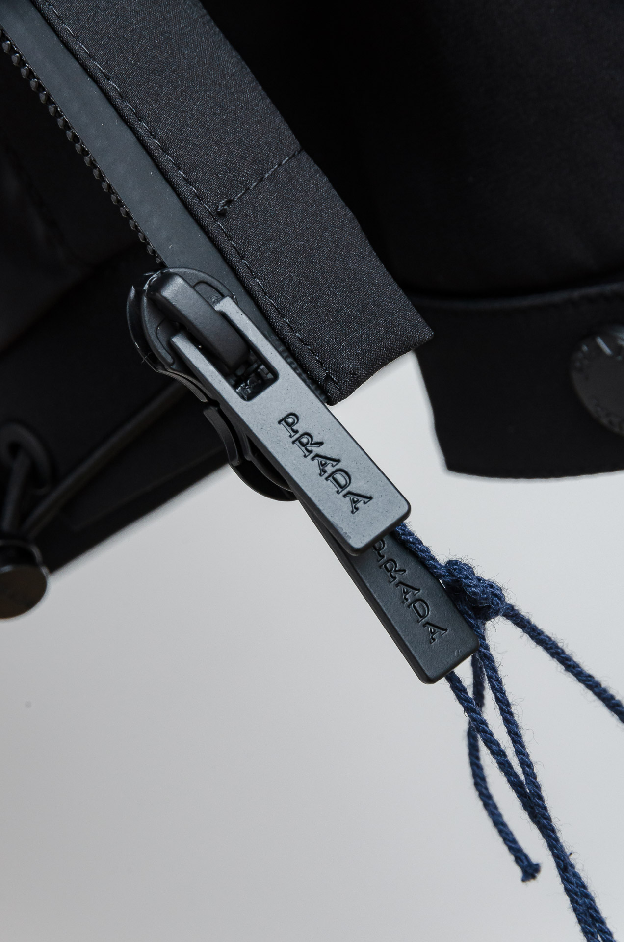 ☀️☀️ Prada 普拉达2025fw秋冬最新高密度防风防水面料保暖纤维填充来自P家经典男士连帽棉衣外