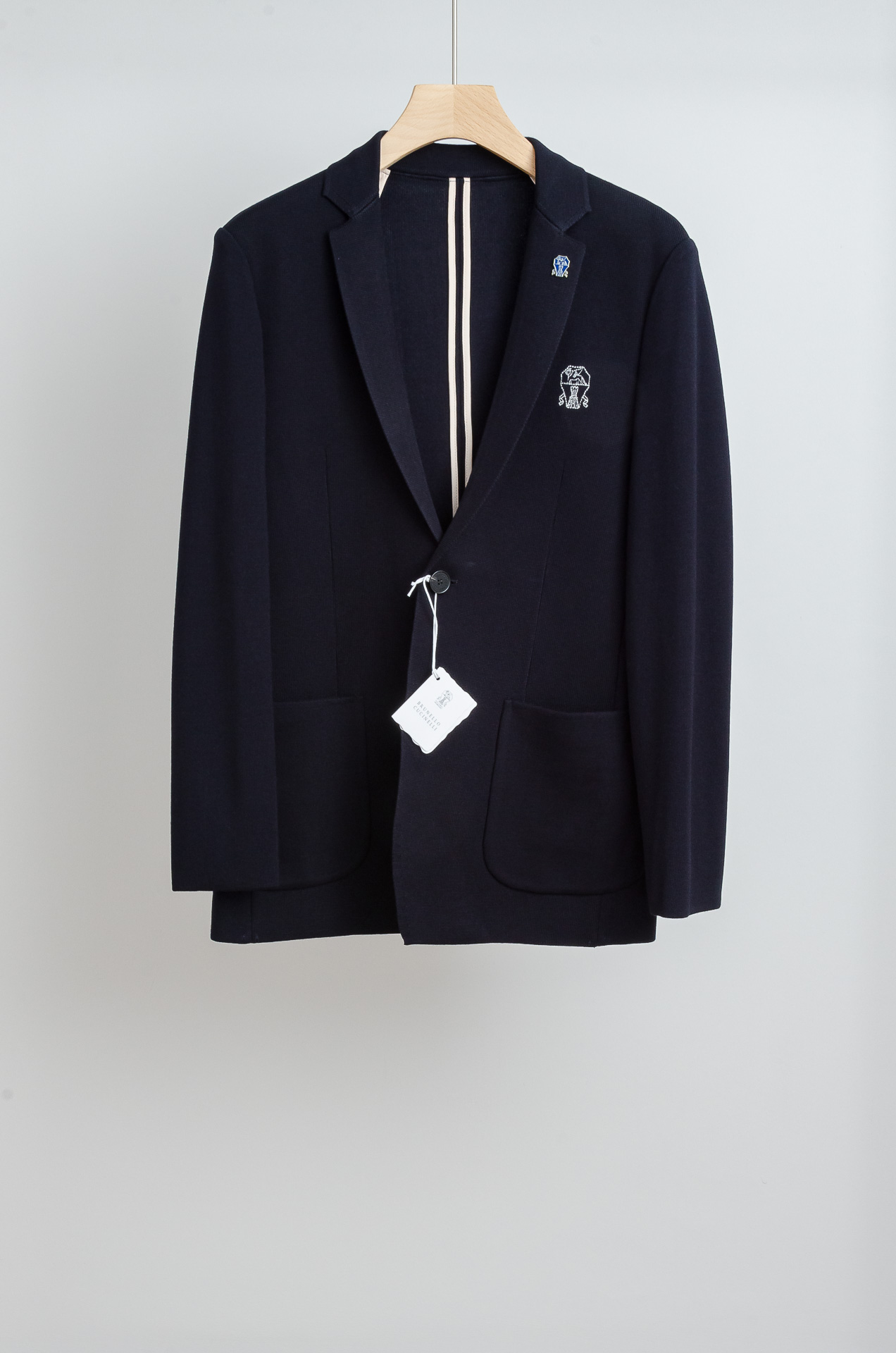 NO:525898,BC Brunello Cucinelli25FW show classic top-quality light luxury business casual solid color men's wool suit jacket # As the foundation of a clothing, Youyi comfortable fabric is the top priority. The yarns supplied by overseas customers are deeply processed by high-end brand OEM factories to present unique and high-end ready-to-wear fabrics. They feel delicate and textured with a comfortable upper body, and the touch is delicate and soft. The excellent natural breathability brings a better dressing experience. The wear resistance is self-evident and the moisture absorption is also very good. It provides the most comfortable and breathable wearing experience, and it can easily match it across spring and summer, with a strong sense of fashion and sportiness!  The overall cutting does not have too much cumbersome design, the overall cutting is simple, and it is more high-end and textured. The simple two buttons are clean and refreshing. The lines reveal the quality of the large factory. The classic edge wrapping process inside demonstrates the low-key and light luxury temperament. It uses German machines for high-density cutting. Each line has been carefully calculated. The patterns presented are so high-end and elegant. The items made through top-quality fabric cutting and profound brand skills do not need to be injected with any style. They are simple, atmospheric and durable. The style is simple and simple without losing the design sense. Its cutting is just right, modifying the figure and making it look slimming and hiding the flesh. The upper body instantly becomes the focus on the street!  Trading companies have sparse channels and are released on the official website at the same time!  The latest fashionable casual blazers are a must-have quality for high-end men. The quality can stand the test and you can enter the counter at will without any pressure!  Size 48-56 M code is recommended within 140 catties, L code is recommended 145-150 catties, XL code is recommended 155-160 kg, XXL code is recommended 165-170 catties, XXXL code is recommended 175 catties or more 48 kg Bust 99 Shoulder width 43.5 Sleeve length 61 Clothes length 68 50 Clothes length 103 Shoulder width 44.7 Sleeve length 62.5 Clothes length 70 52 Clothes length 107 Shoulder width 45.9 Sleeve length 64 Clothes length 72 54 Clothes length 111 Shoulder width 47.1 Sleeve length 65 Clothes length 74 56 Clothes length 115 Shoulder width 48.3 Sleeve length 65.5 Clothes length 75, brunello cucinelli,jackets & coats,business suit,alexander wang19860909BC Brunello Cucinelli25FW秀场款经典之作顶级轻奢商务休闲纯色男士羊毛西装外套# 作为一件服装的根本,优益舒适的面料正是重中之重,海外客供的纱线经由高级品牌代工厂深加工,呈现出别致高级的成衣面料,手感细腻非常有质感,上身很舒适,触感细腻柔软,卓越的天然透气性带来更好的穿衣体验,耐磨性能不言而喻,吸湿性也是非常的赞,提供最极致舒适透气的穿着体验,轻松横跨春夏两季搭配,有着很强的时尚运动感！整体裁剪没有过多繁琐的设计,整体化繁为简,更加的高奢有质感,简单的两粒扣干净清爽,线条的剪裁上透露着大厂品质,内里经典的包边工艺来彰显低调轻奢的气质,采用德国机器进行高密度裁剪,每一条线都经过了精密的计算,呈现出来的图案才如此的高端有品,通过顶级面料裁剪与品牌深厚的技巧工艺制作出来的单品,不需要借助任何风格的注入,简简单单大气耐看,风格简洁而不失设计感,它的裁剪恰大好处,修饰身材显瘦藏肉,上身瞬间成为街头上的焦点！贸易公司渠道稀出,同步官网发售！最新时尚休闲西装外套,高端男士必备精品,品质经得起检验,随意进入柜台毫无压力！ 尺码48-56  M码推荐140斤内,L码推荐145-150斤,XL码推荐155-160斤,XXL码推荐165-170斤,XXXL码推荐175斤以上 48码 胸围99 肩宽43.5 袖长61 衣长68 50码 胸围103 肩宽44.7 袖长62.5衣长70 52码 胸围107 肩宽45.9 袖长64 衣长72 54码 胸围111 肩宽47.1 袖长65 衣长74 56码 胸围115 肩宽48.3 袖长65.5衣长75,,brunello cucinelli,jackets & coats,business suit,alexander wang,Men's clothing