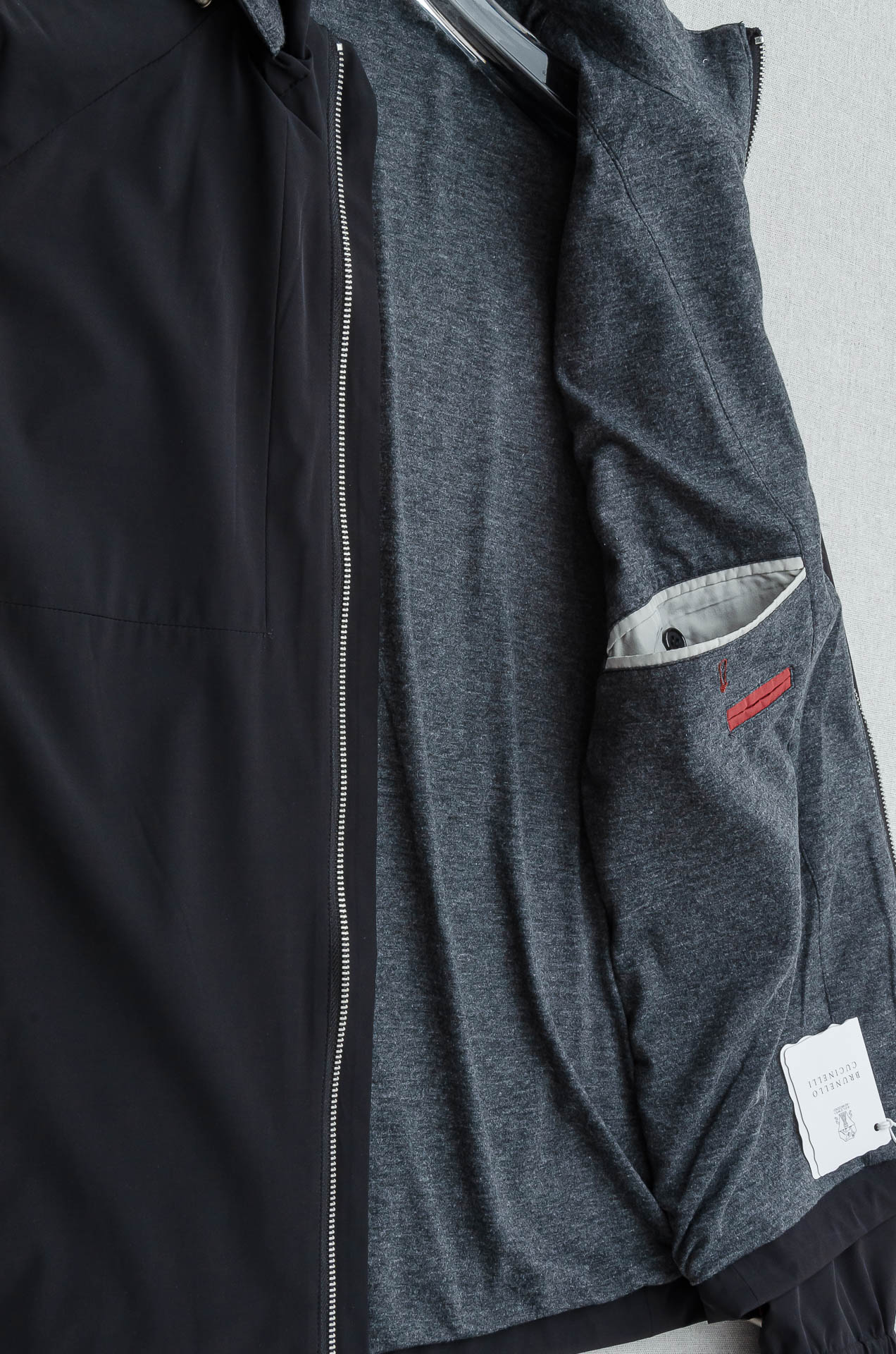 BC 2025FW秋冬最新连帽夹克外套#【可拆卸帽】是一款兼具风格与舒适感的时尚选择。内外两种不同面料打