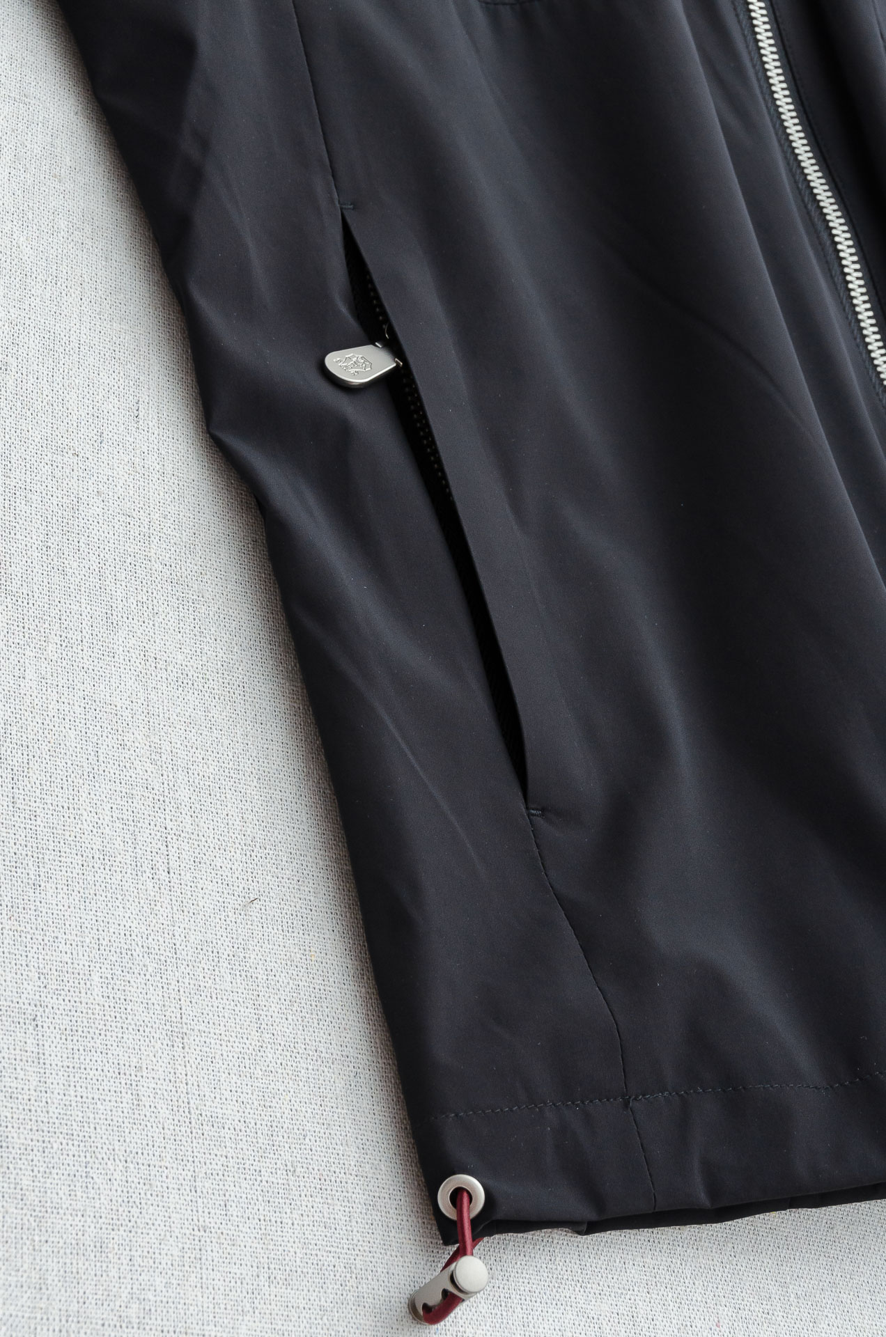 BC 2025FW秋冬最新连帽夹克外套#【可拆卸帽】是一款兼具风格与舒适感的时尚选择。内外两种不同面料打