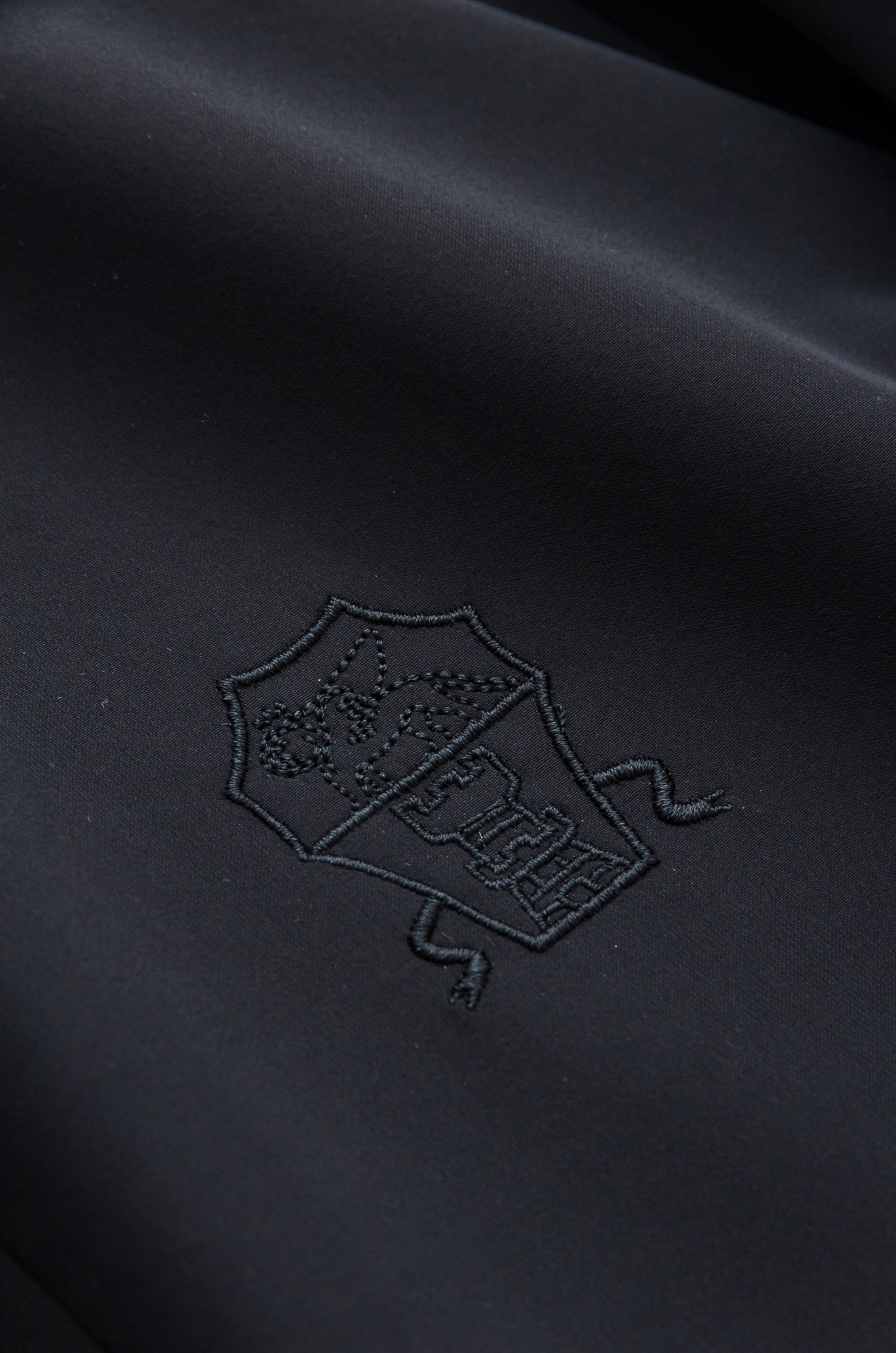 BC 2025FW秋冬最新连帽夹克外套#【可拆卸帽】是一款兼具风格与舒适感的时尚选择。内外两种不同面料打