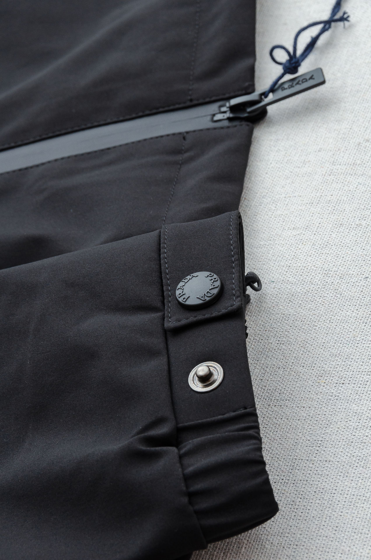 Prada 普拉达2025fw秋冬最新高密度防风防水面料保暖纤维填充来自P家经典男士连帽棉衣外套#采用8