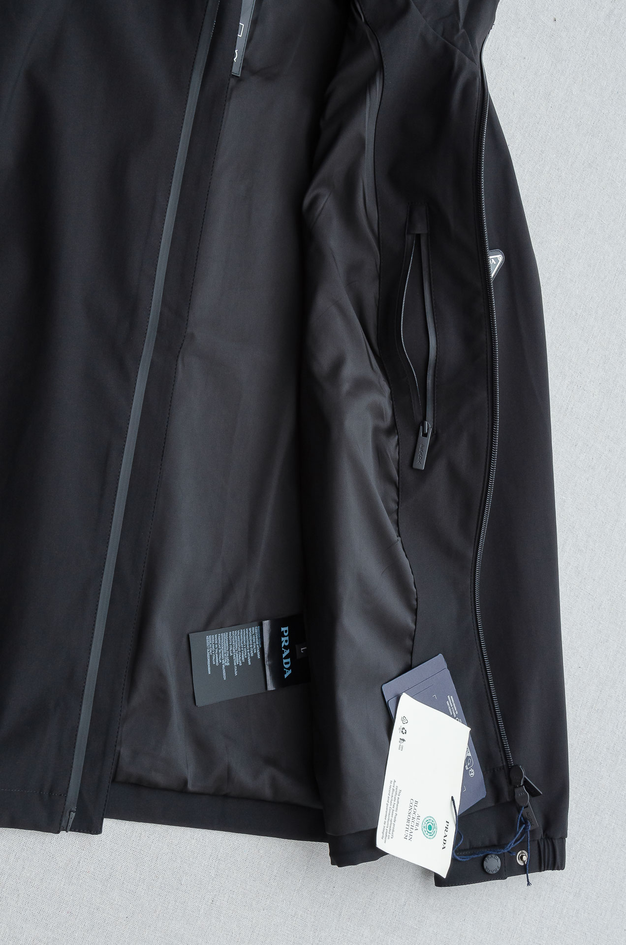 Prada 普拉达2025fw秋冬最新高密度防风防水面料保暖纤维填充来自P家经典男士连帽棉衣外套#采用8