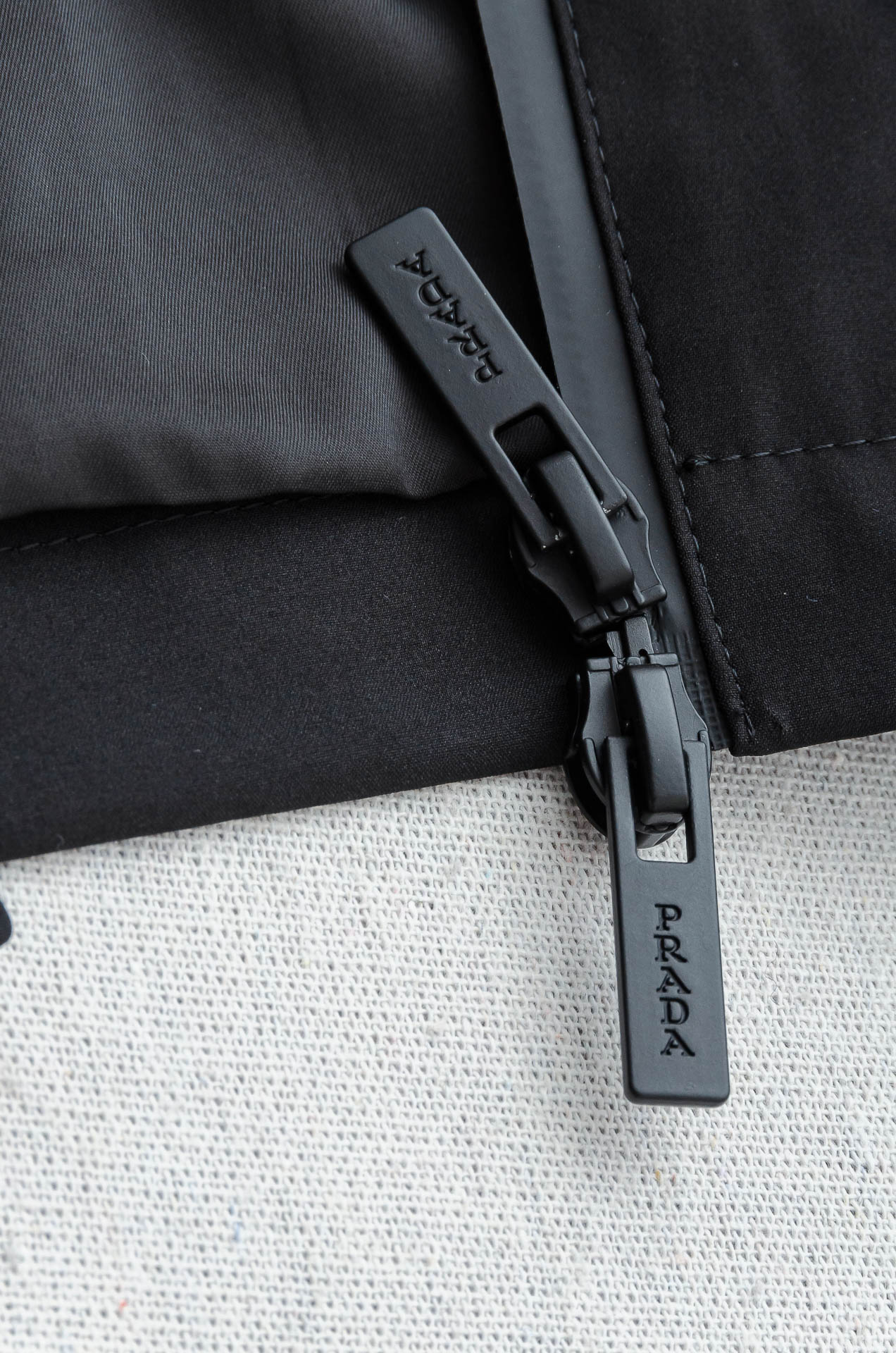 Prada 普拉达2025fw秋冬最新高密度防风防水面料保暖纤维填充来自P家经典男士连帽棉衣外套#采用8