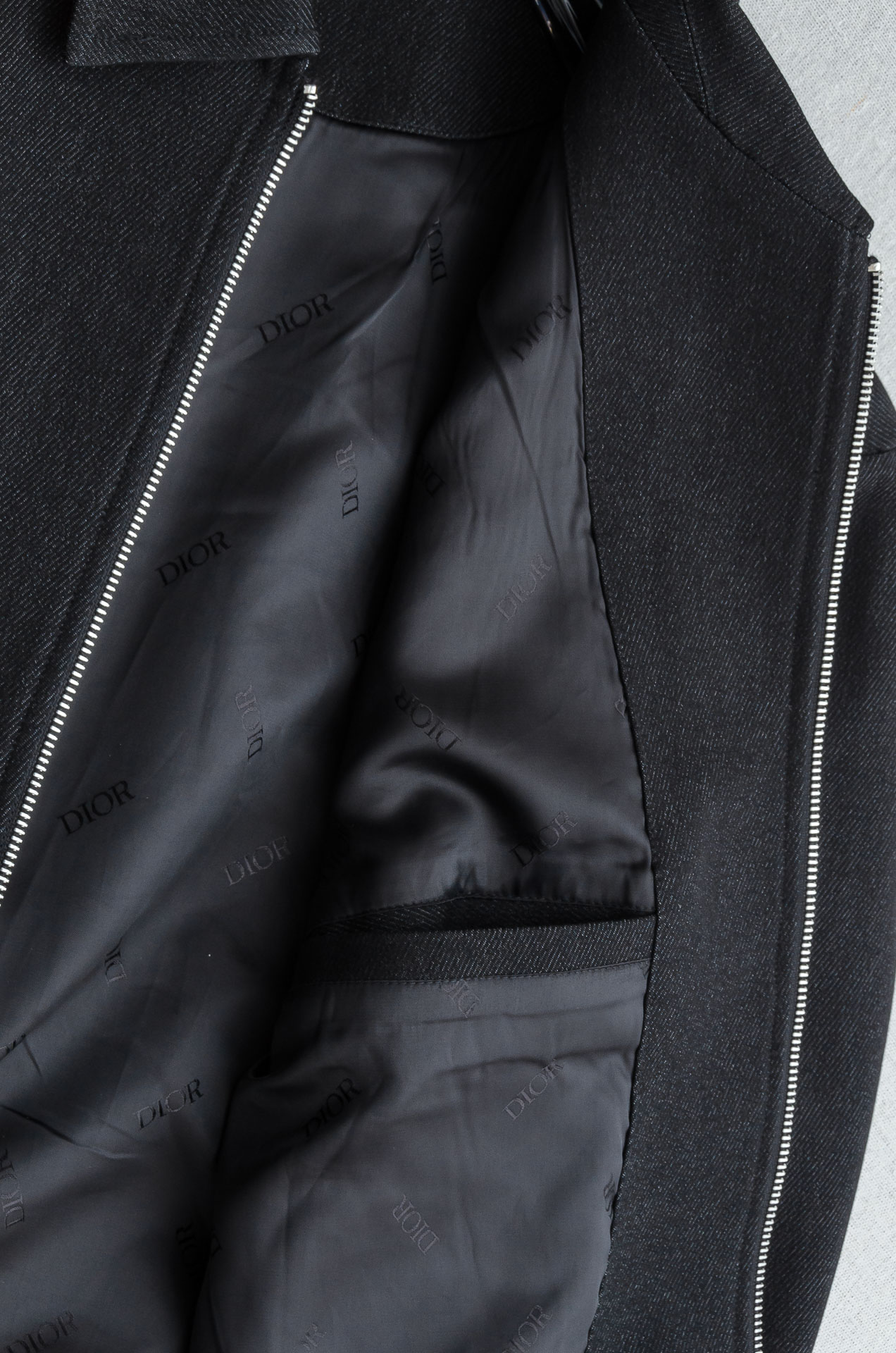 dio#r迪/奥 2025FW秋冬最新翻领搭配口袋刺绣设计男士休闲夹克外套#挺阔感十足，穿上身是非常能修