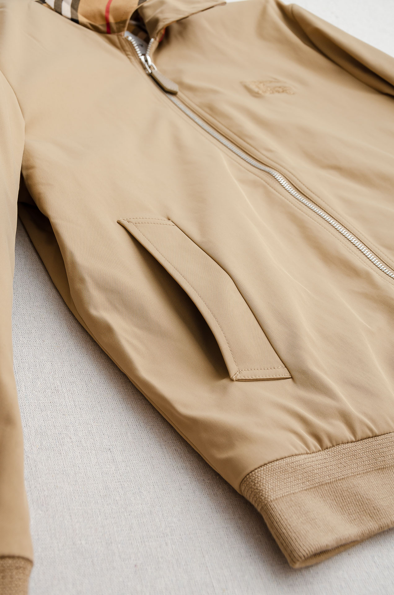 25FW秋冬最新出品 棉质BUR王牌尖货， 原厂原料棉纺厂特供长绒精纺棉质混纺斜纹材质打造。内侧为 Bu