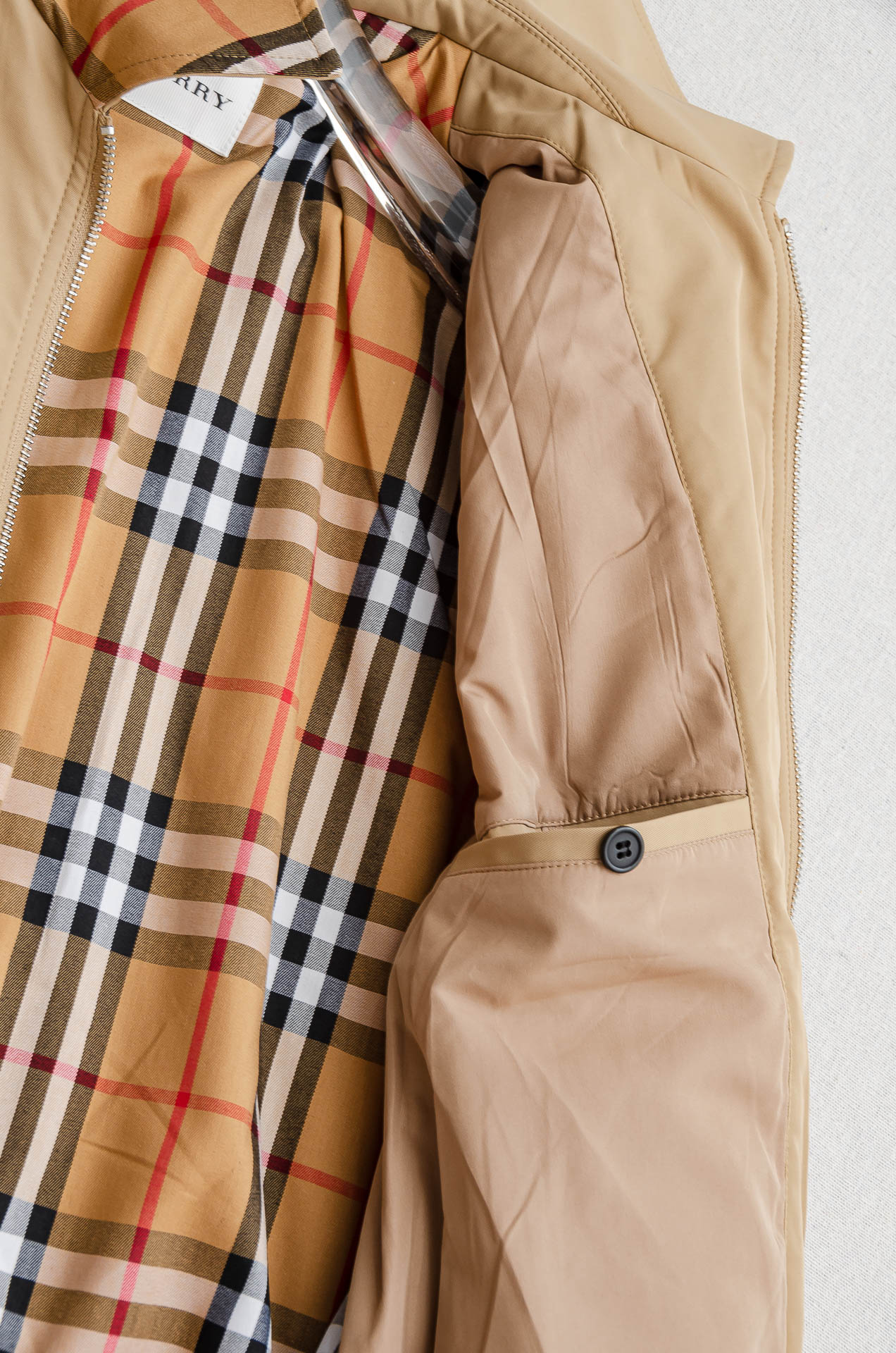 25FW秋冬最新出品 棉质BUR王牌尖货， 原厂原料棉纺厂特供长绒精纺棉质混纺斜纹材质打造。内侧为 Bu