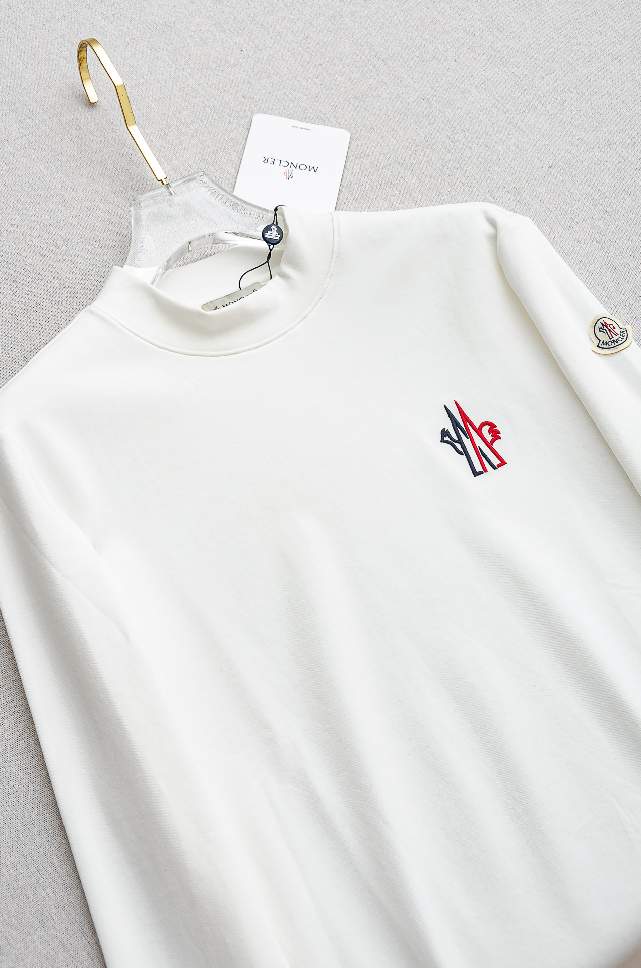 蒙口moncler 26FW秋冬新款 立体刺绣男士长袖T恤衫#把重心都放在了面料上，表面清晰可见的细格肌