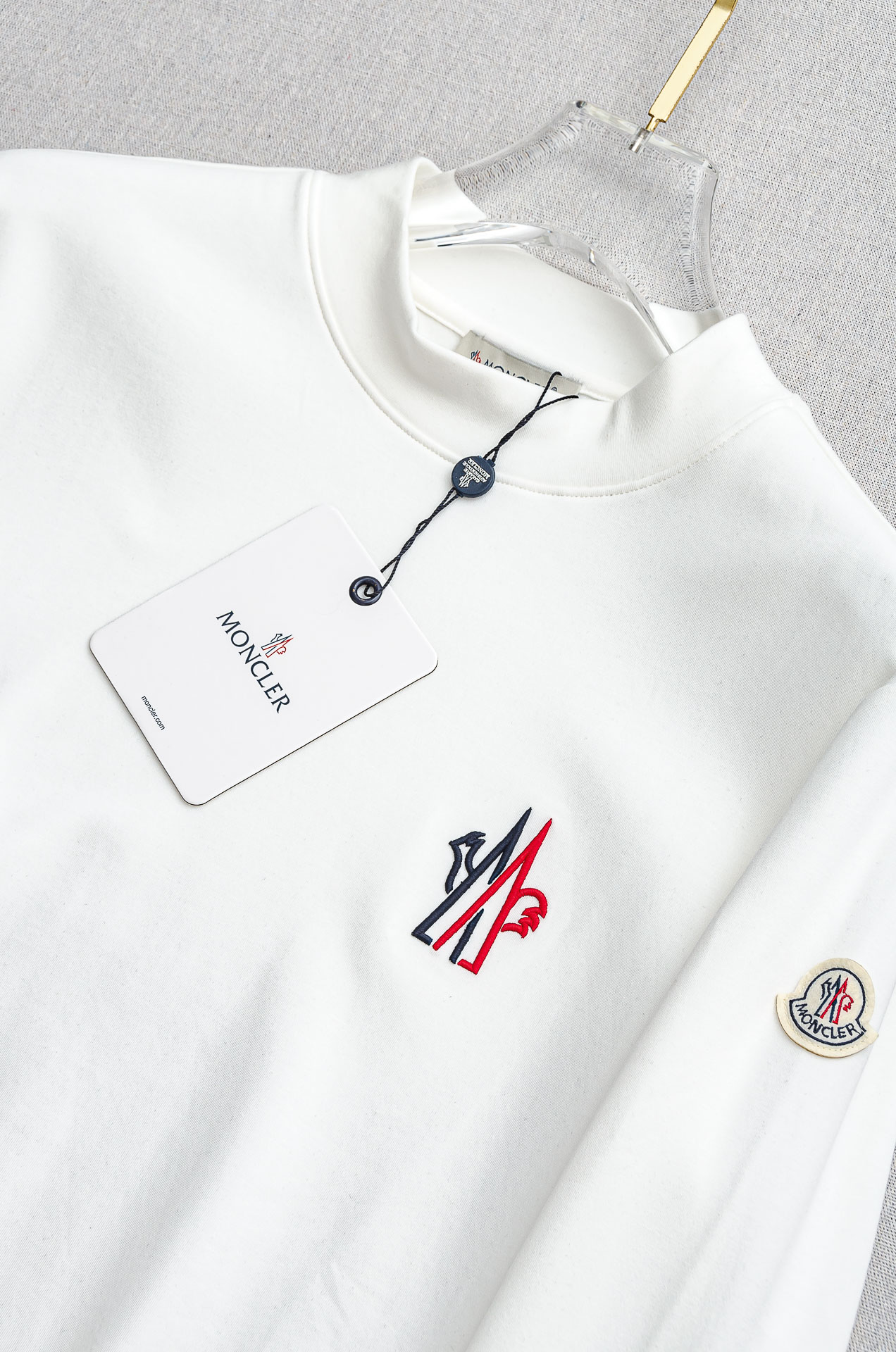 蒙口moncler 26FW秋冬新款 立体刺绣男士长袖T恤衫#把重心都放在了面料上，表面清晰可见的细格肌