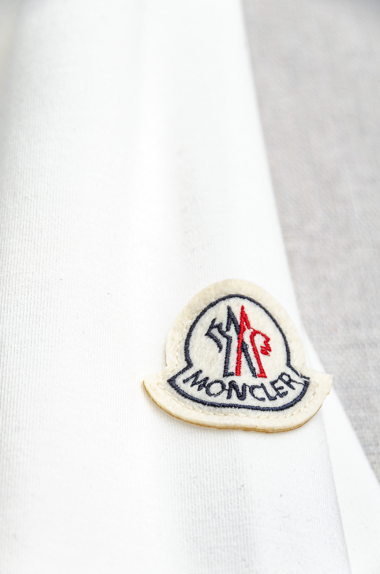 蒙口moncler 26FW秋冬新款 立体刺绣男士长袖T恤衫#把重心都放在了面料上，表面清晰可见的细格肌