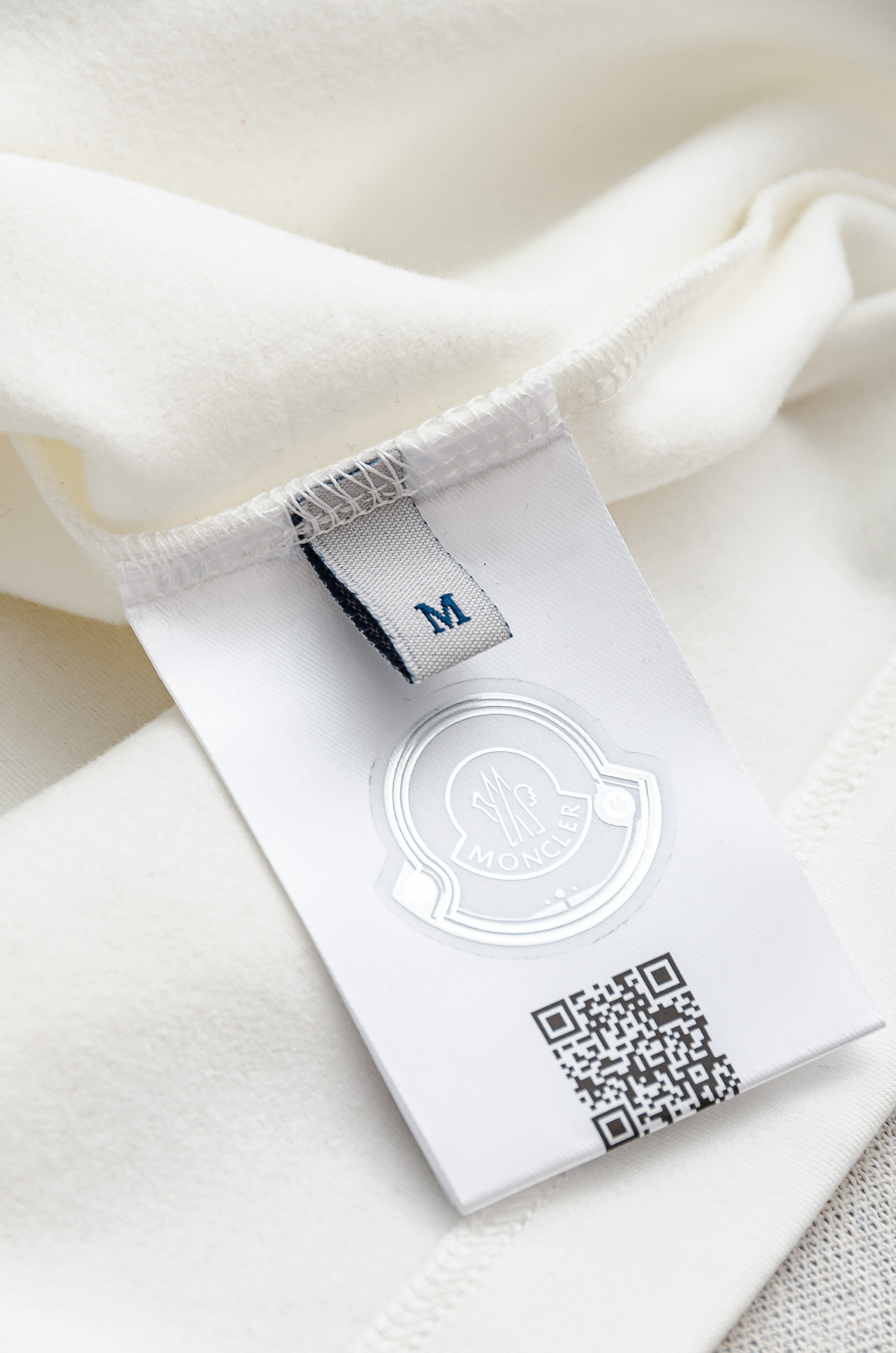 蒙口moncler 25FW秋冬新款 立体刺绣男士长袖T恤衫#把重心都放在了面料上，表面清晰可见的细格肌