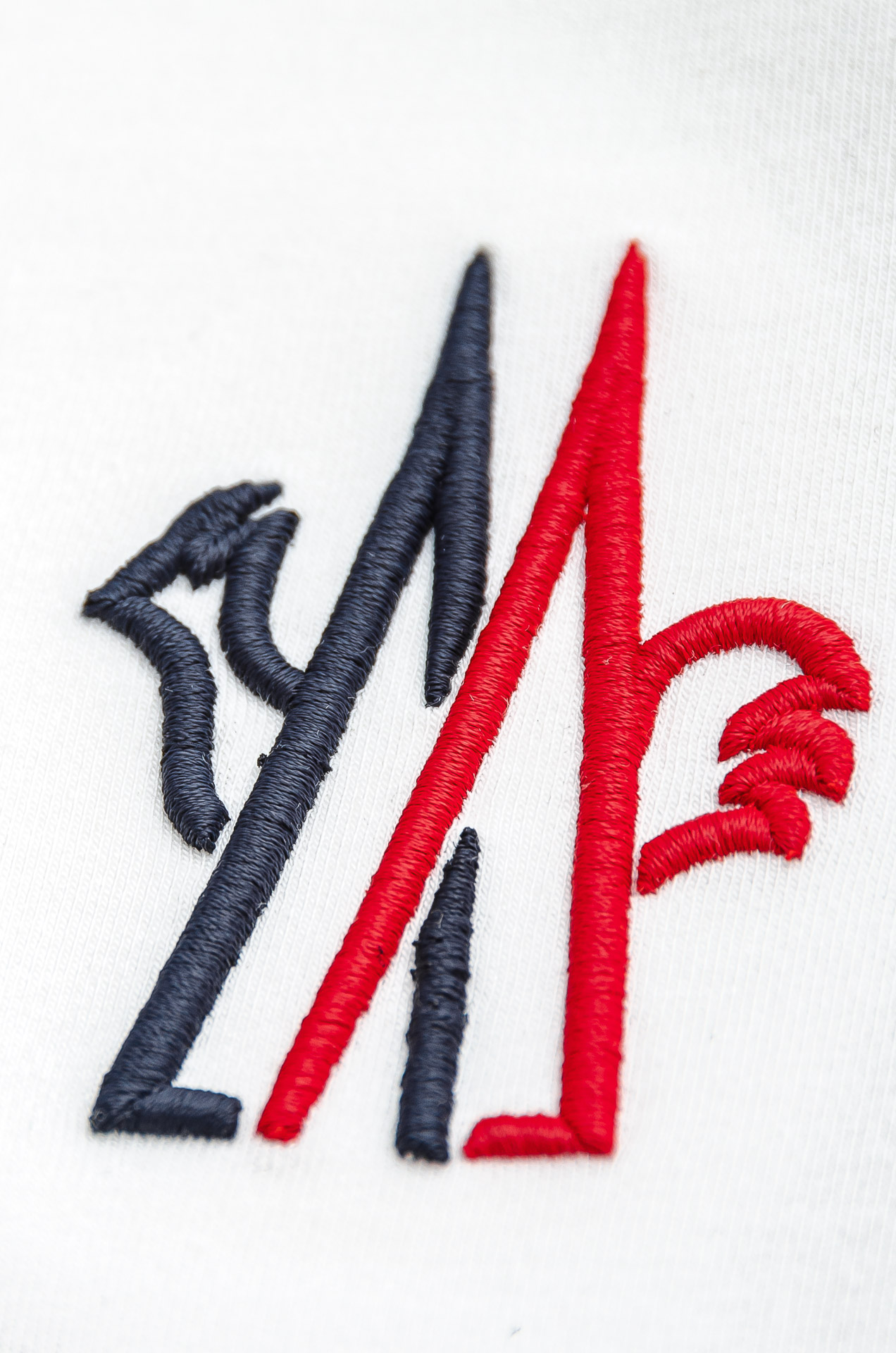 蒙口moncler 26FW秋冬新款 立体刺绣男士长袖T恤衫#把重心都放在了面料上，表面清晰可见的细格肌