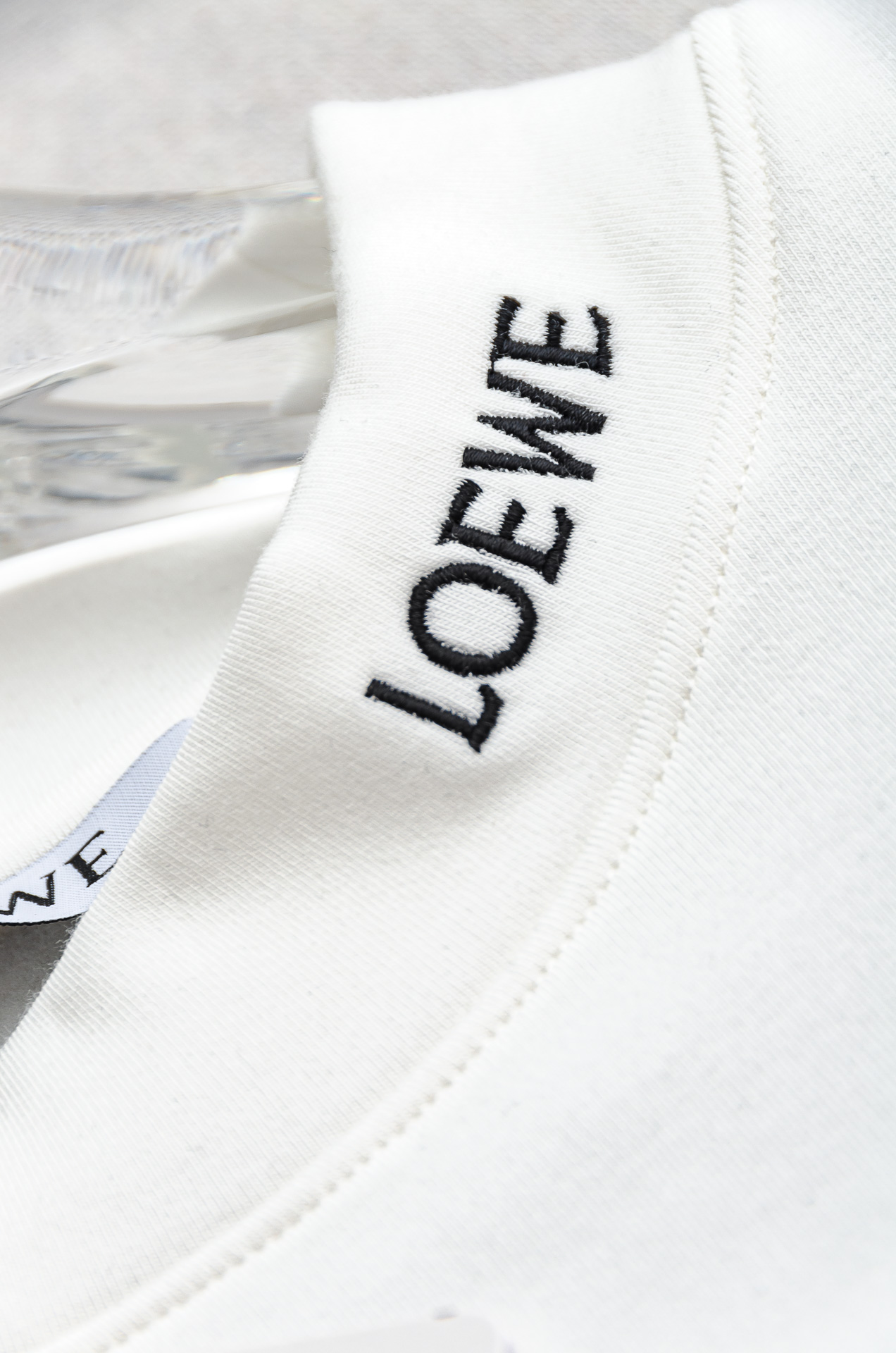 LOEWE罗意威 26FW秋冬新款 立体刺绣男士长袖T恤衫#把重心都放在了面料上，表面清晰可见的细格肌理