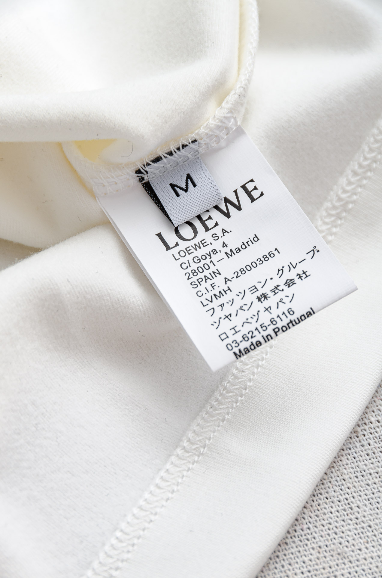 LOEWE罗意威 26FW秋冬新款 立体刺绣男士长袖T恤衫#把重心都放在了面料上，表面清晰可见的细格肌理