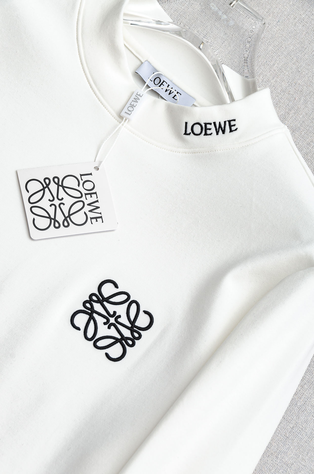 LOEWE罗意威 26FW秋冬新款 立体刺绣男士长袖T恤衫#把重心都放在了面料上，表面清晰可见的细格肌理