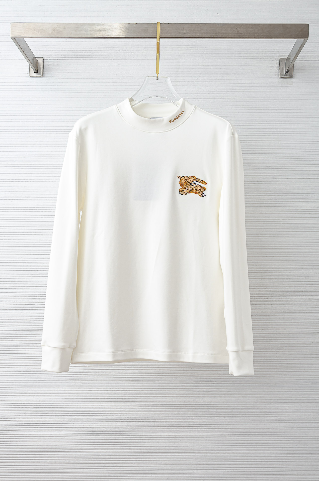 BBR巴宝莉 26FW秋冬新款 立体刺绣男士长袖T恤衫#把重心都放在了面料上，表面清晰可见的细格肌理，足