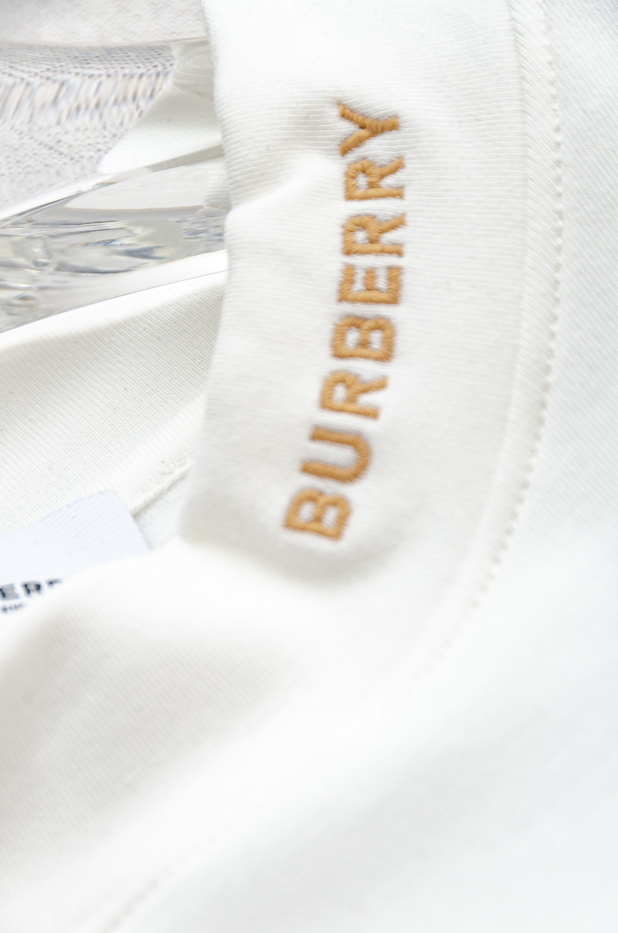 BBR巴宝莉 26FW秋冬新款 立体刺绣男士长袖T恤衫#把重心都放在了面料上，表面清晰可见的细格肌理，足