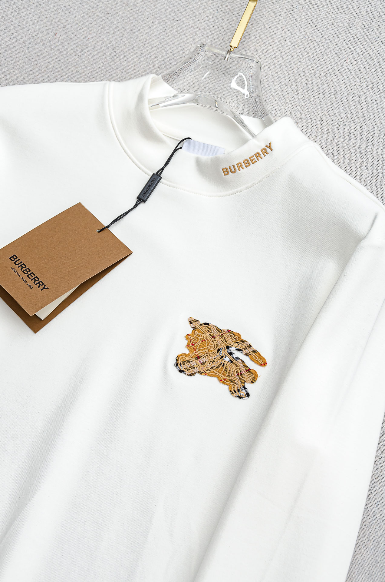 BBR巴宝莉 26FW秋冬新款 立体刺绣男士长袖T恤衫#把重心都放在了面料上，表面清晰可见的细格肌理，足