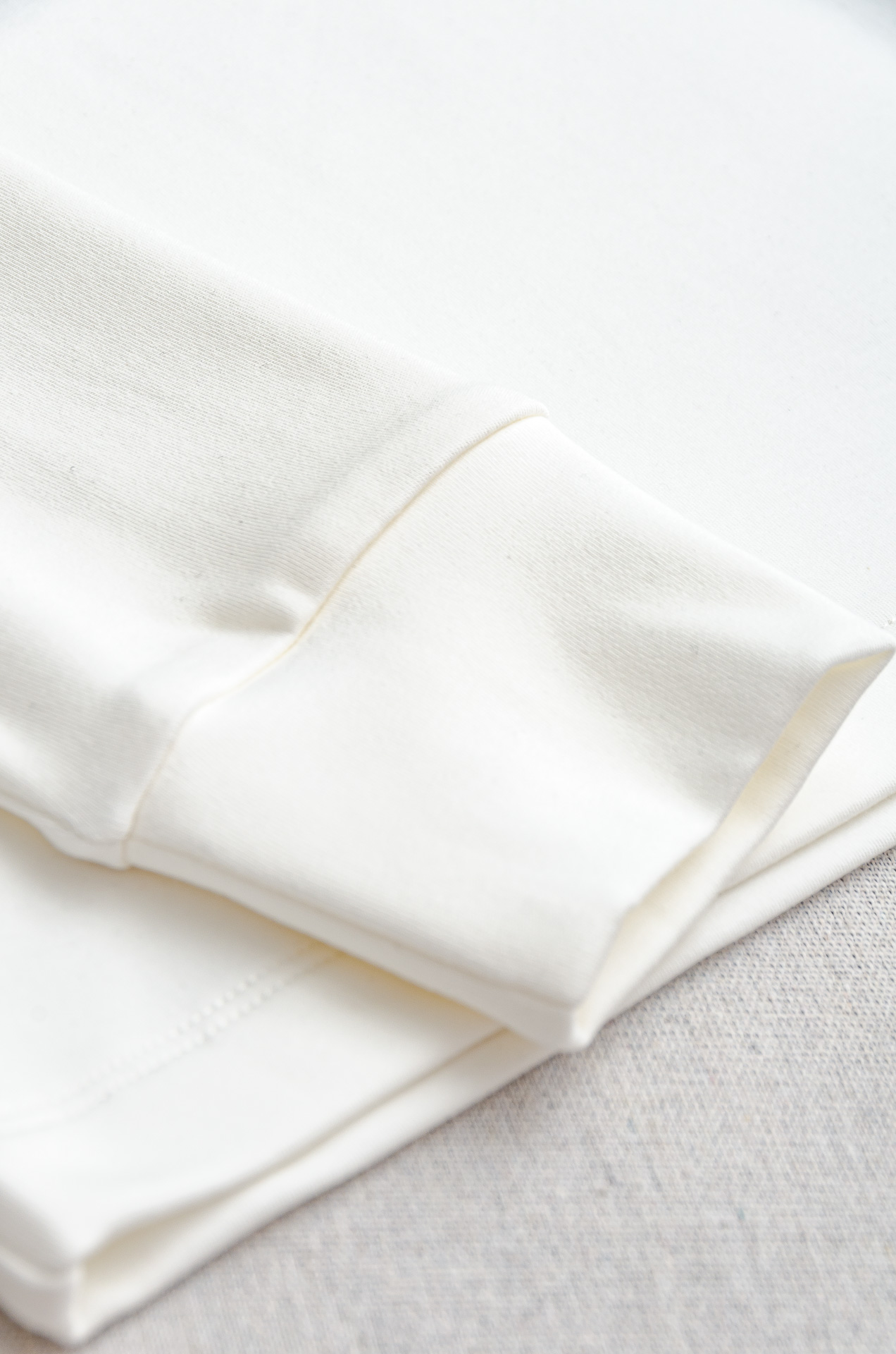 BBR巴宝莉 26FW秋冬新款 立体刺绣男士长袖T恤衫#把重心都放在了面料上，表面清晰可见的细格肌理，足