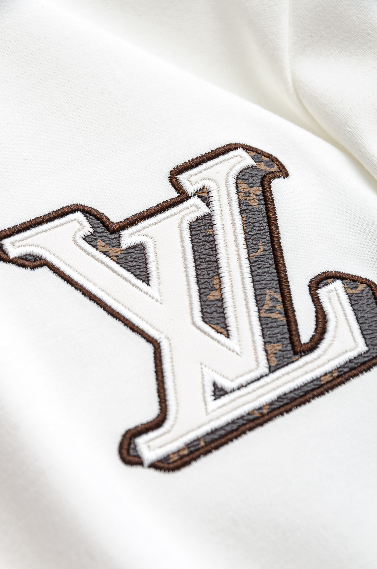 LV 26FW秋冬新款 立体刺绣男士长袖T恤衫#把重心都放在了面料上，表面清晰可见的细格肌理，足以凸显出