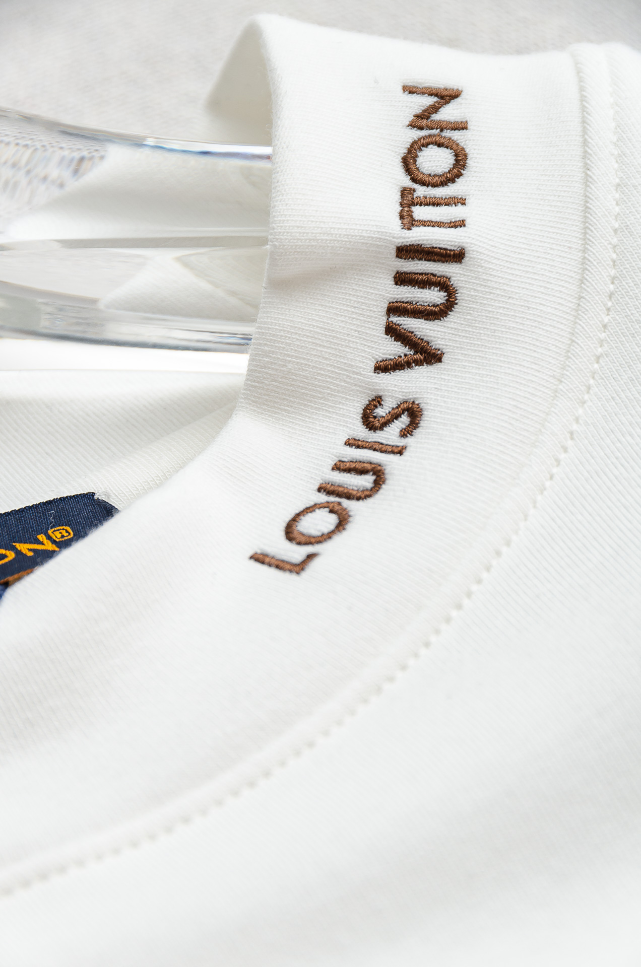 LV 26FW秋冬新款 立体刺绣男士长袖T恤衫#把重心都放在了面料上，表面清晰可见的细格肌理，足以凸显出